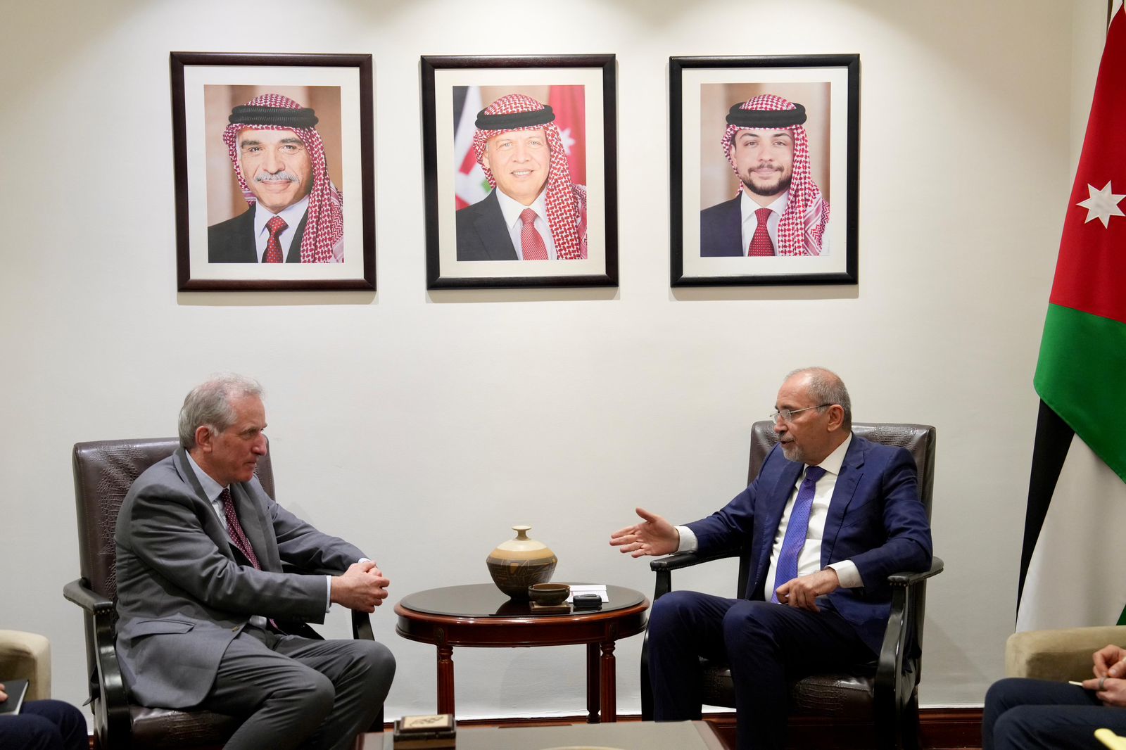 وزير الخارجية يتلقى اتصالا هاتفيا من نظيره الإسباني ويلتقي الممثل الأوروبي لعملية السلام