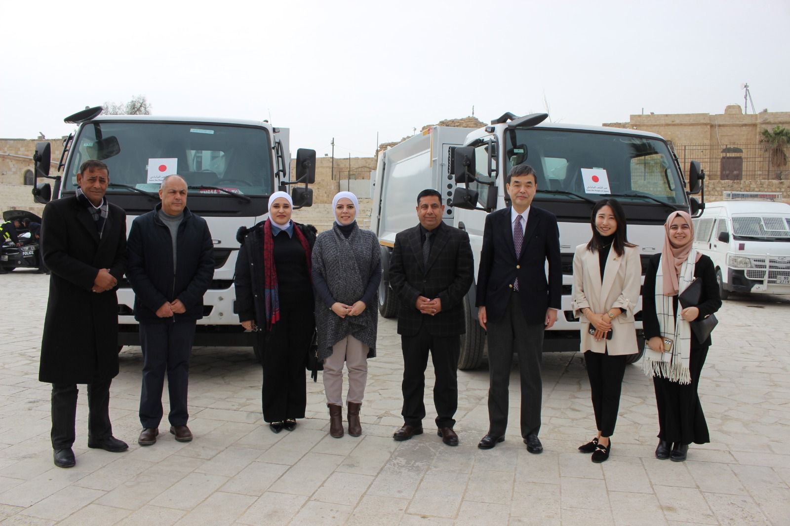  تسليم شاحنتي نفايات لبلدية الكرك بمنحة يابانية