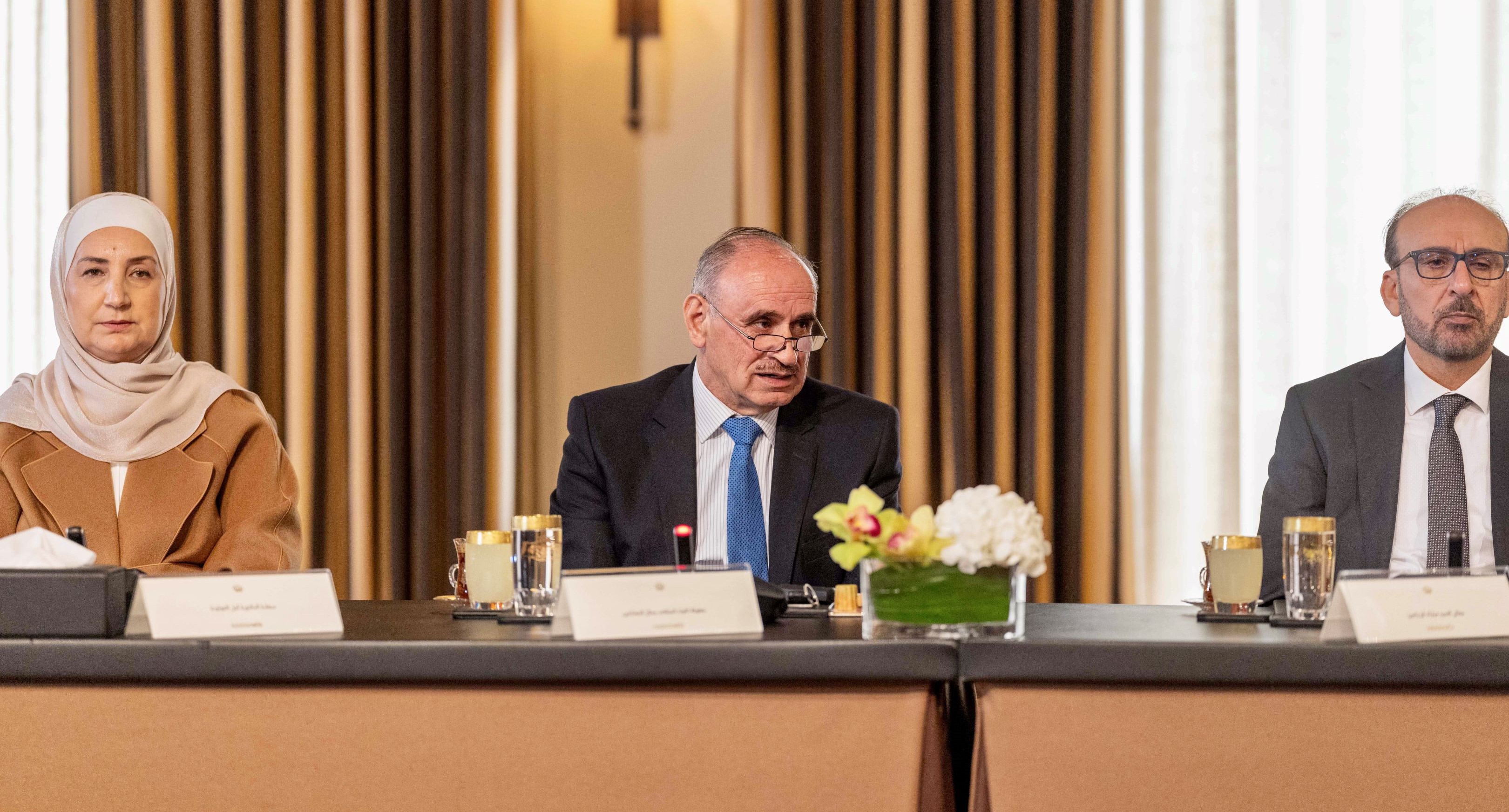  الملك يلتقي شخصيات سياسية وإعلامية