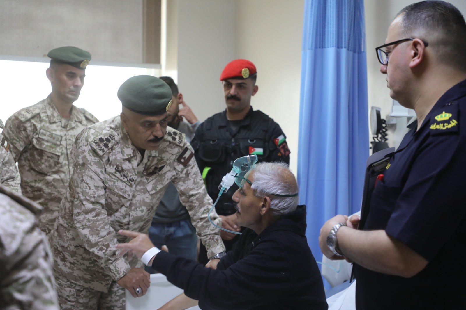  القوات المسلحة تشارك مرتباتها فرحة أول أيام الفطر السعيد وتعود المرضى من المتقاعدين والعاملين