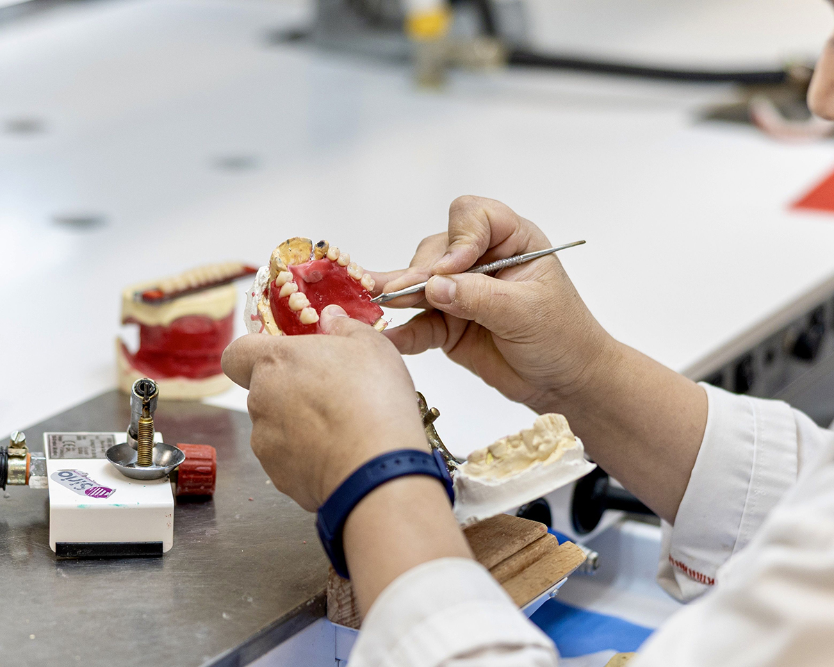 الملك يفتتح مجمع طب وجراحة الفم والأسنان العسكري في عمان