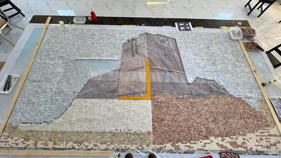  بلدية ام الجمال تنفذ جداريات فسيفسائية على مدخل المدينة الأثرية  