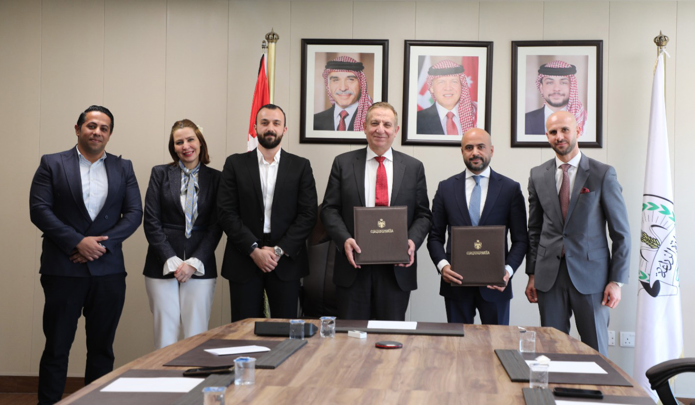  وزير الزراعة يوقع اتفاقيات دعم لمصنعين غذائيين 