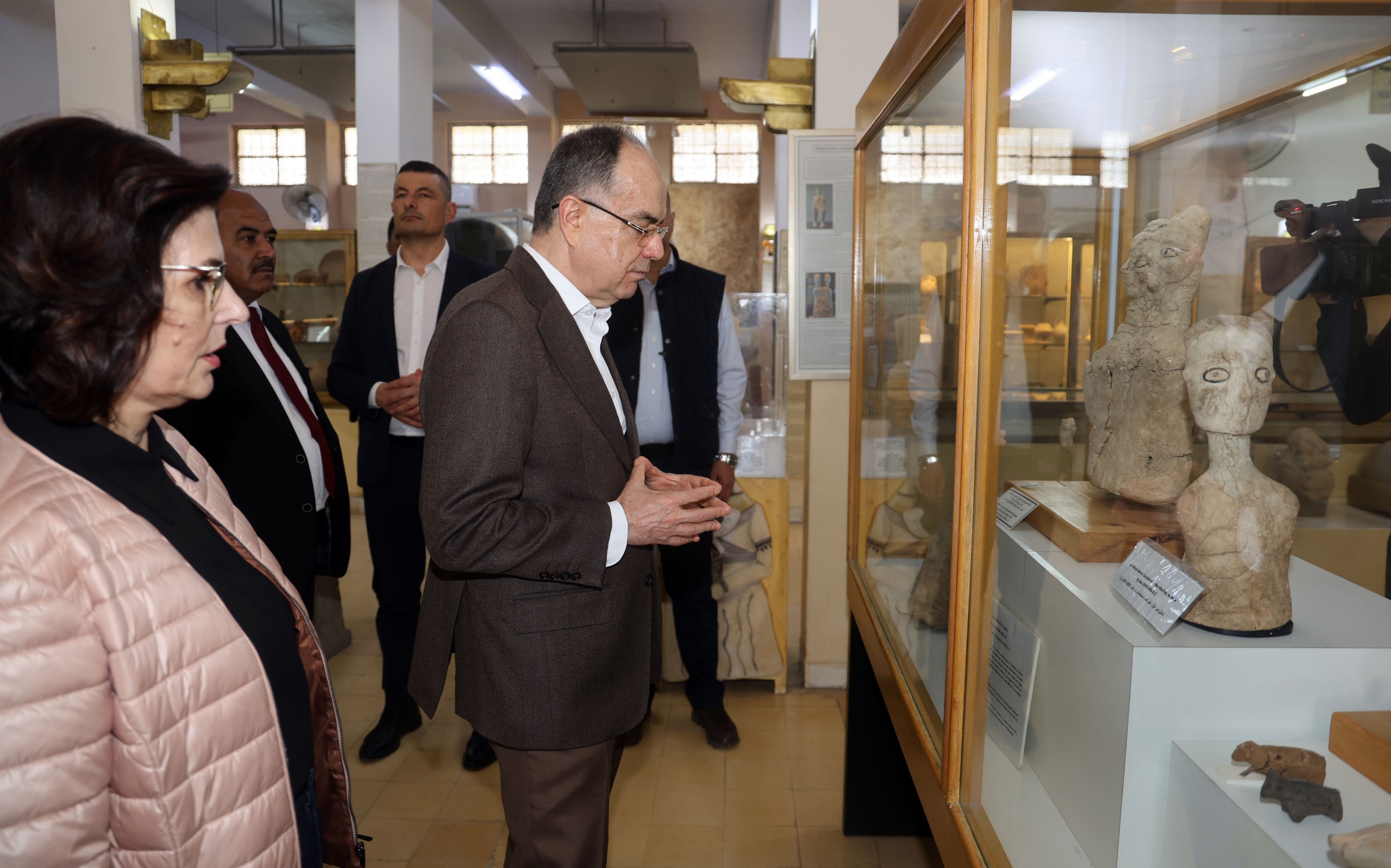  الرئيس الألباني يزور المدرج الروماني وجبل القلعة 