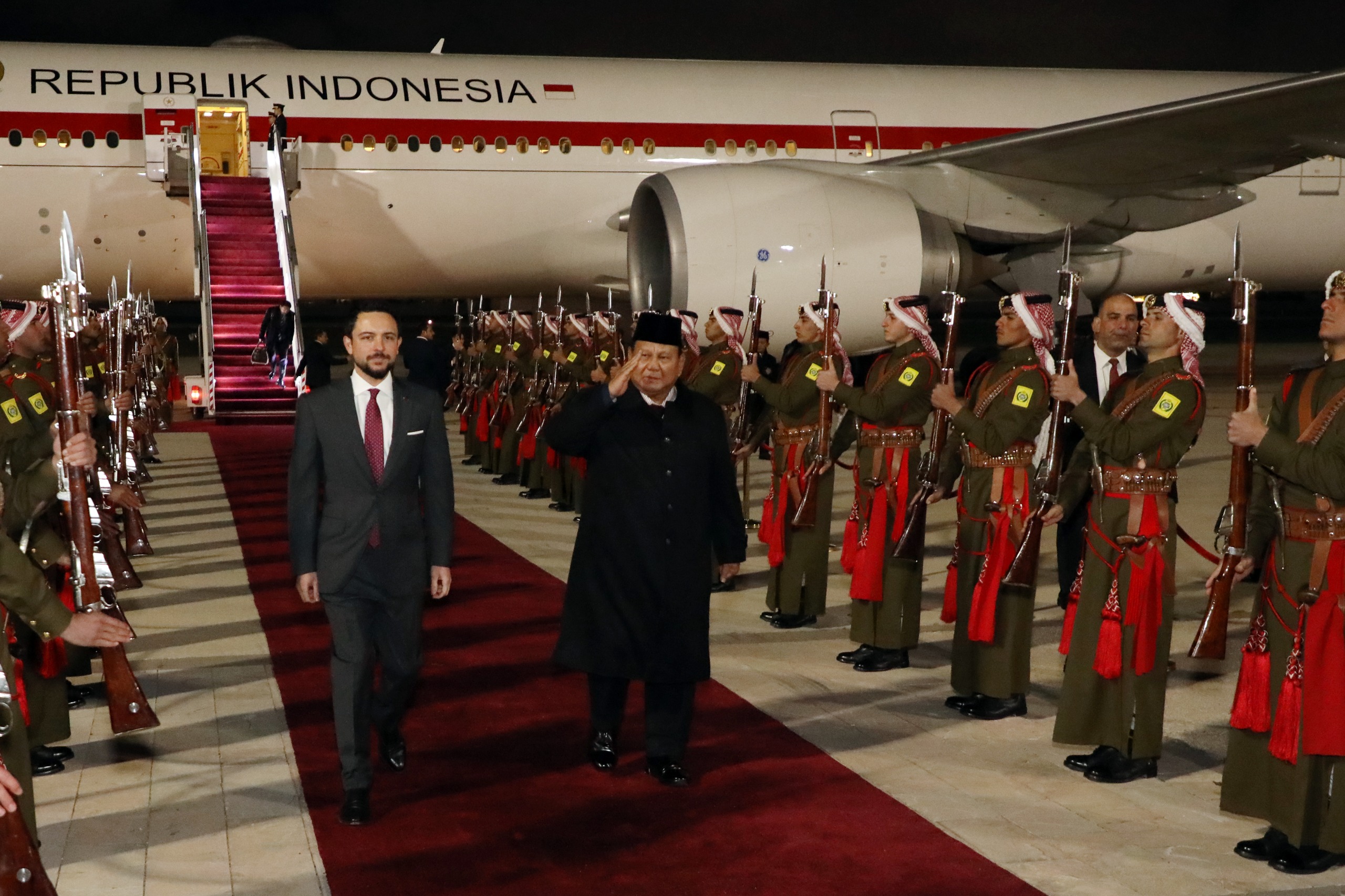 ولي العهد يستقبل الرئيس الإندونيسي لدى وصوله المملكة