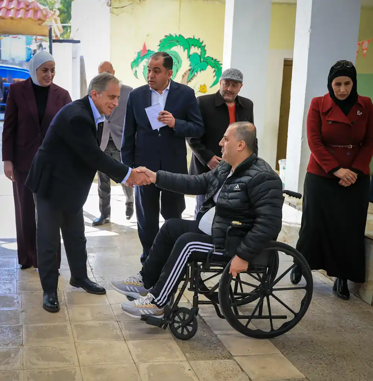 رئيس الوزراء يتفقد مواقع إنتاجية وخدمية في عجلون وإربد 