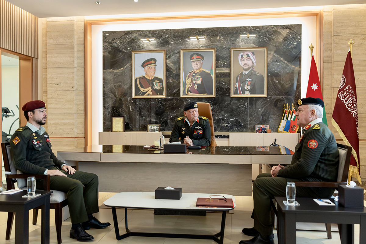  الملك يرافقه ولي العهد يزور القيادة العامة للقوات المسلحة