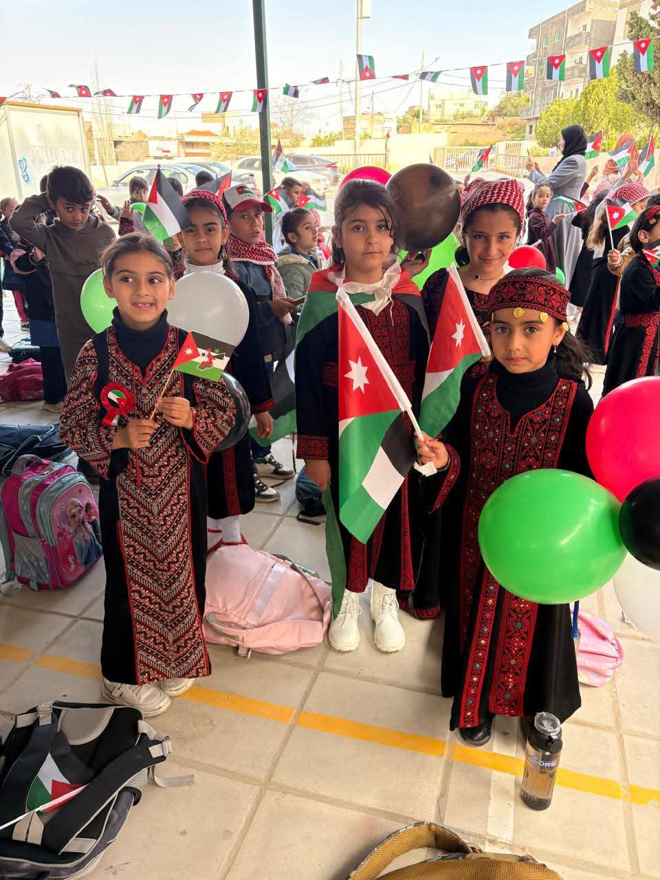 احتفالات وطنية واسعة بيوم العلم الأردني في مختلف المحافظات