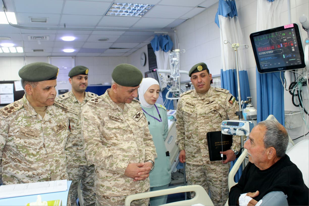  القوات المسلحة تشارك مرتباتها فرحة أول أيام الفطر السعيد وتعود المرضى من المتقاعدين والعاملين