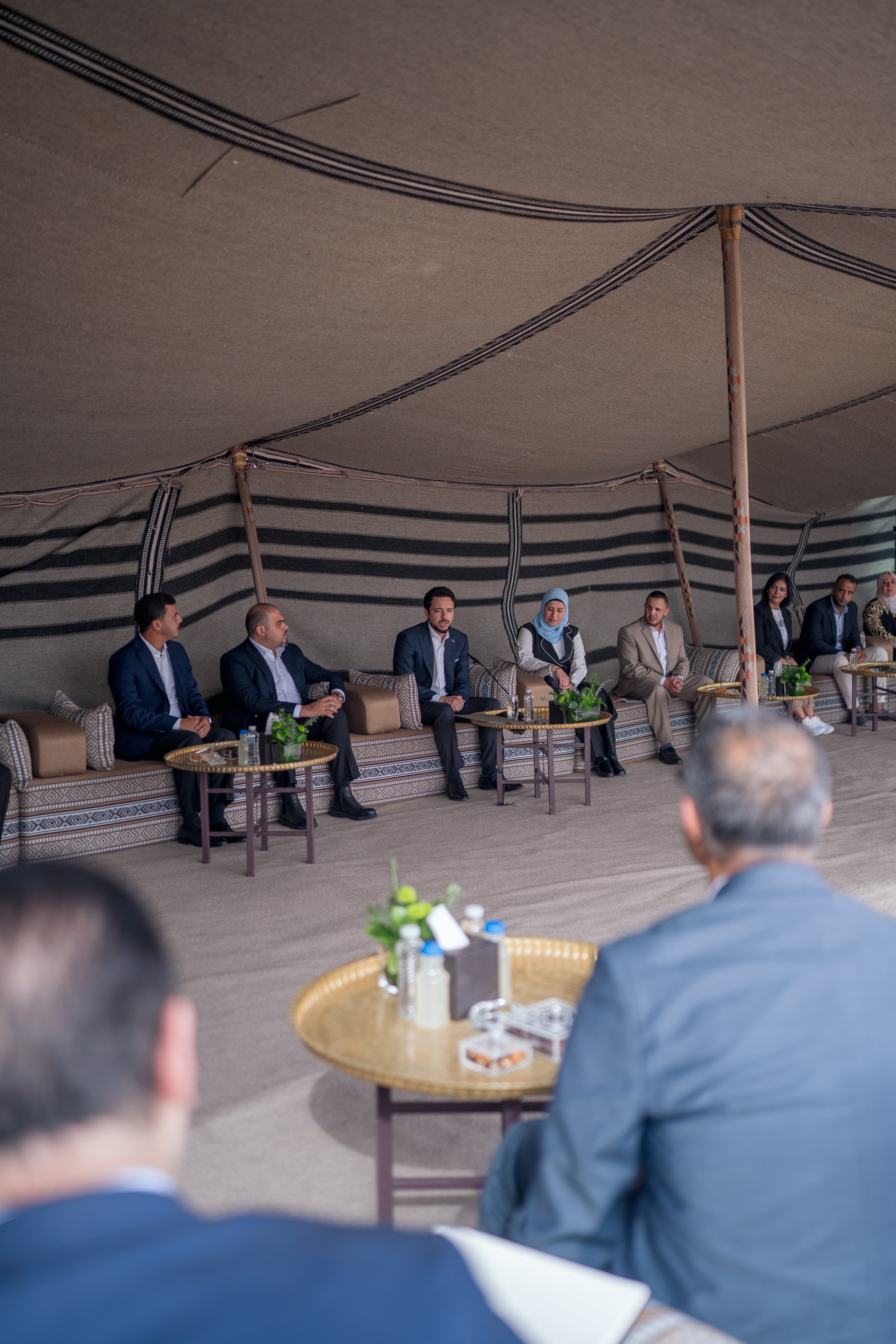  ولي العهد يلتقي شبابا وشابات من محافظة العقبة