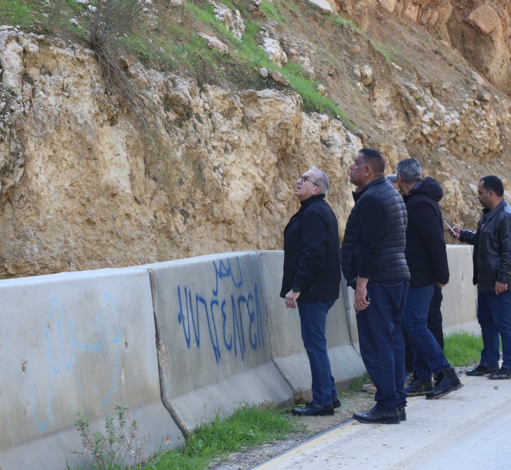  وزير الأشغال يتفقد طريق وادي شعيب ويوجه بإغلاقه لمعالجة الانهيارات 
