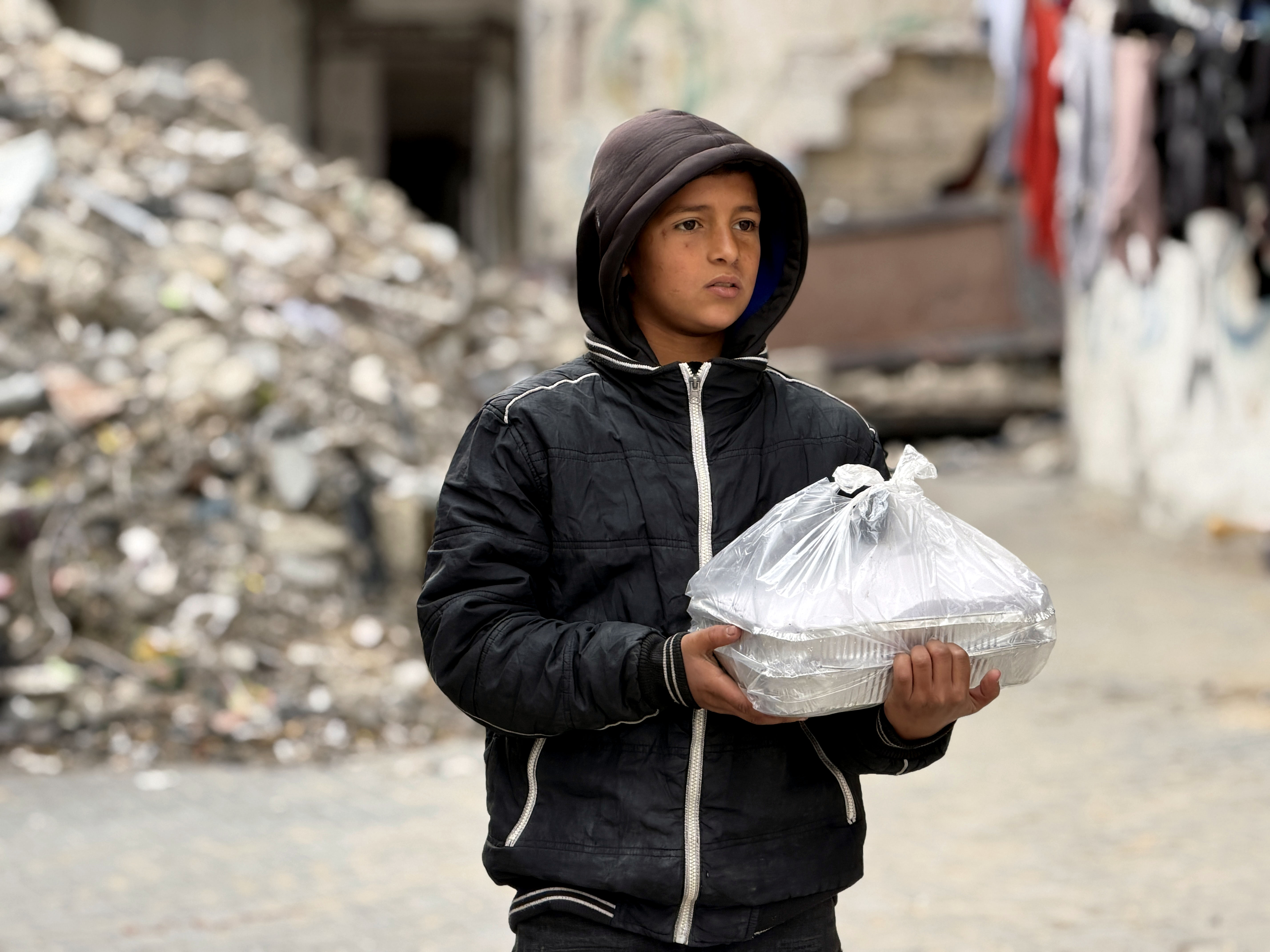  الهيئة الخيرية الهاشمية والهلال الأحمر القطري يوزعان وجبات على الأسر في غزة