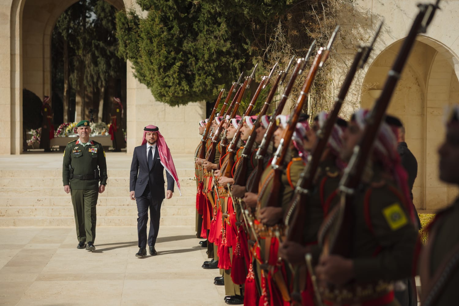  نائب الملك يزور ضريح المغفور له الملك الحسين