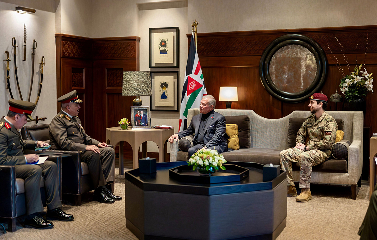  الملك يستقبل رئيس أركان القوات المسلحة المصرية