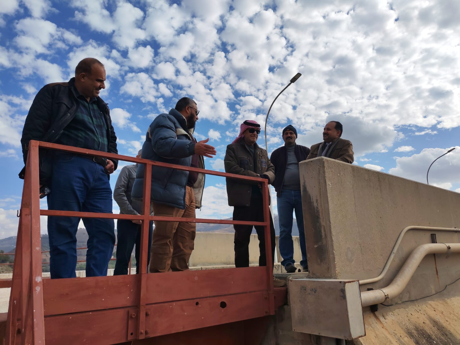  وزير المياه يطلع على منشأة سد الملك طلال