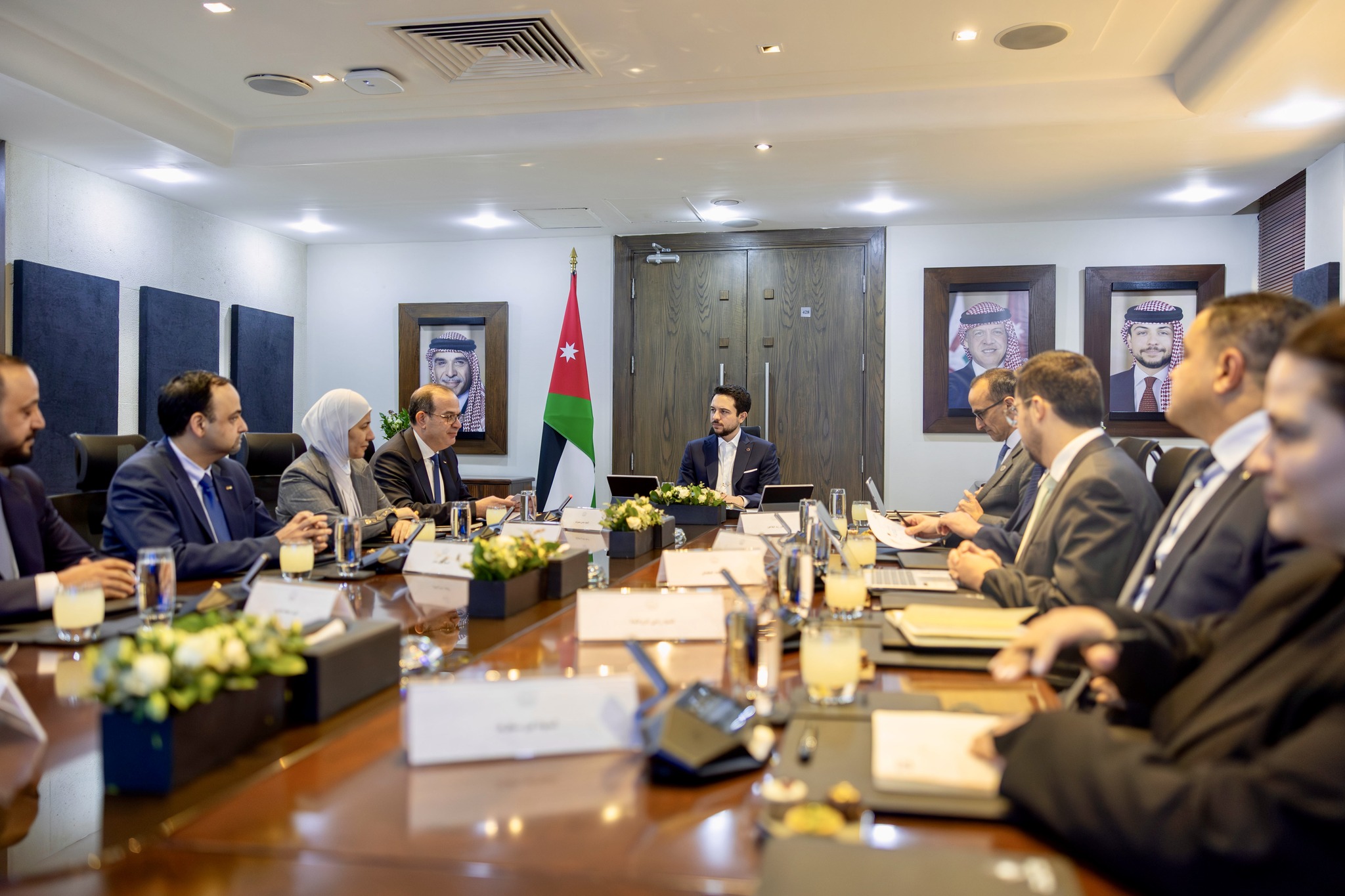  ولي العهد يزور وزارة الاقتصاد الرقمي والريادة ويلتقي الفريق المطور لتطبيق سند