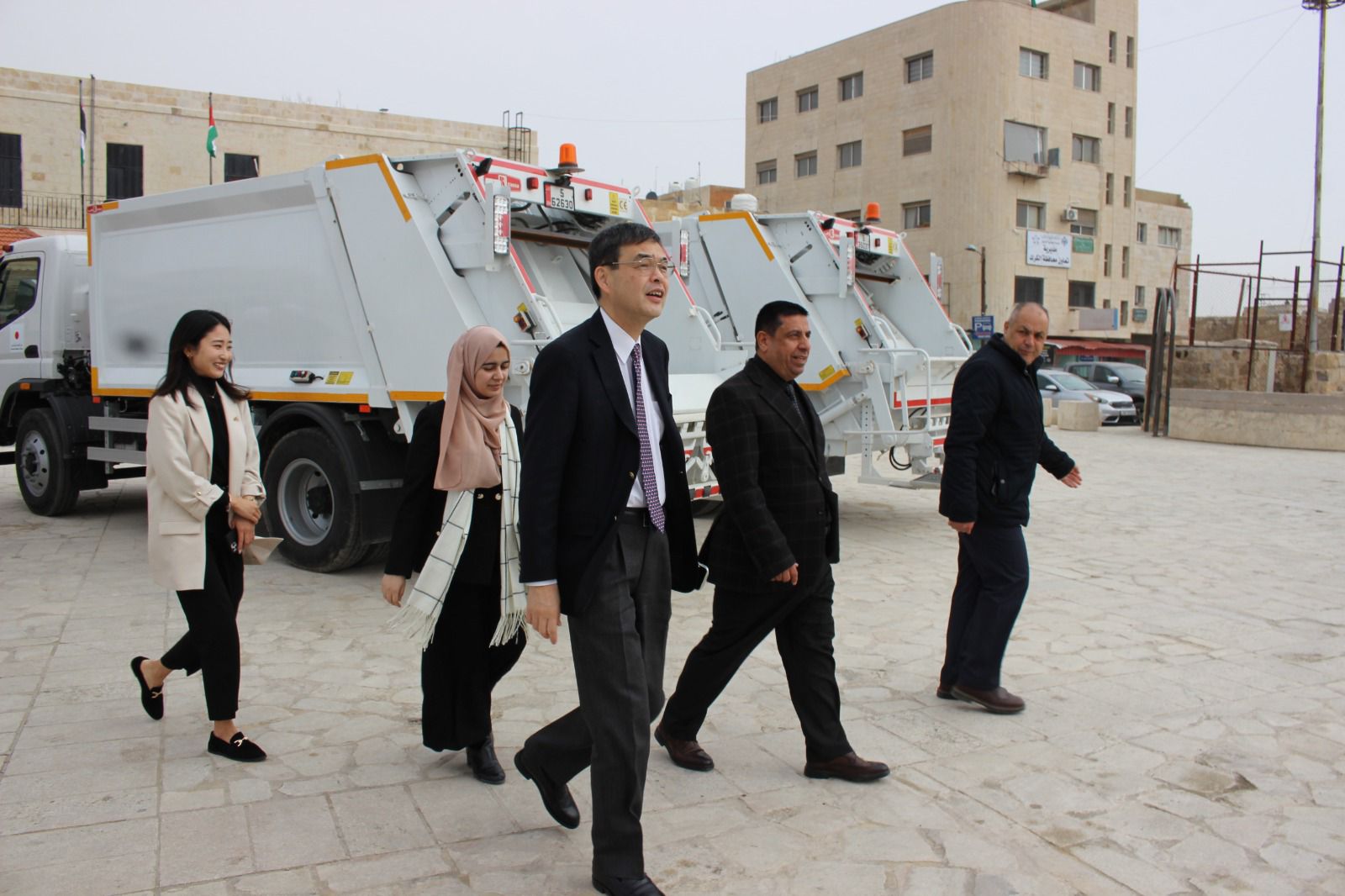  تسليم شاحنتي نفايات لبلدية الكرك بمنحة يابانية