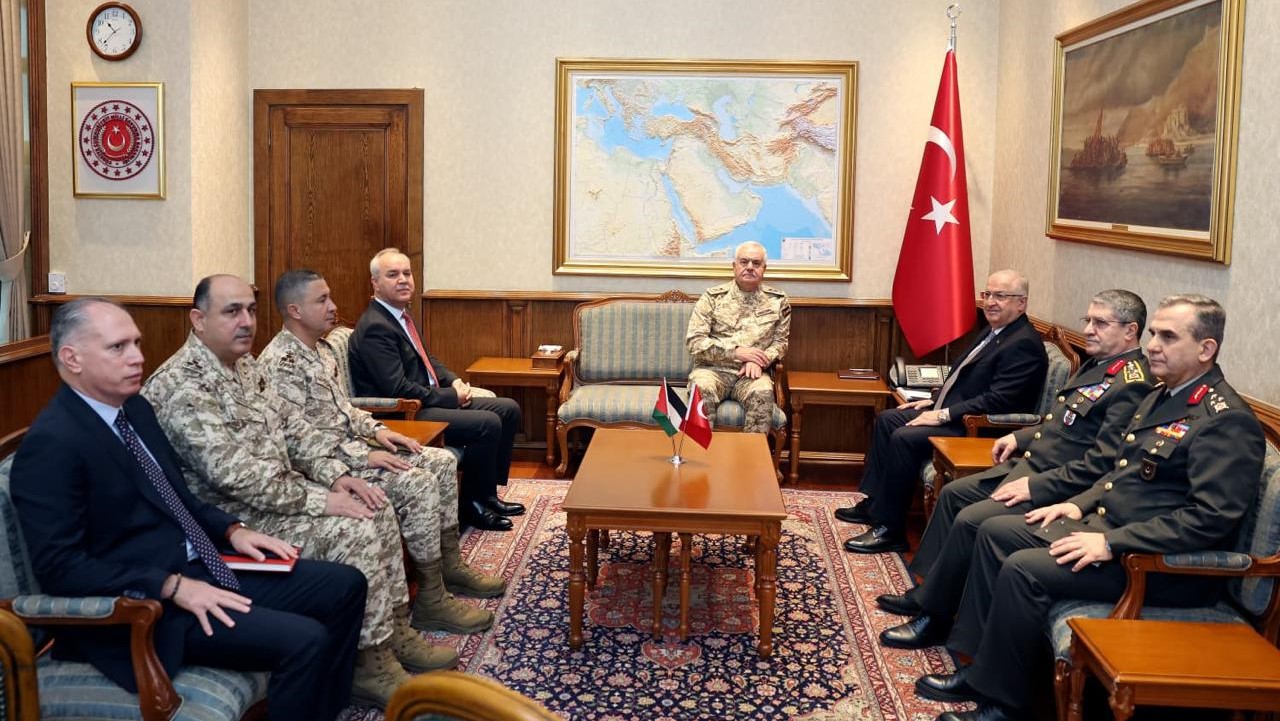  الحنيطي يلتقي رئيس الأركان التركي ووزير الدفاع ويزور شركة "أسيلسان"