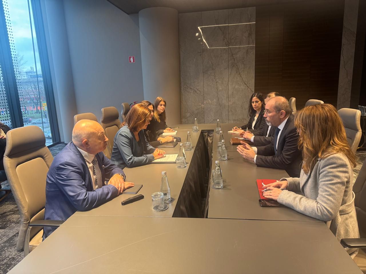  وزير الخارجية يؤكد ضرورة التزام وقف إطلاق  النار في غزة وتنفيذ بنود خطة الرئيس ترمب