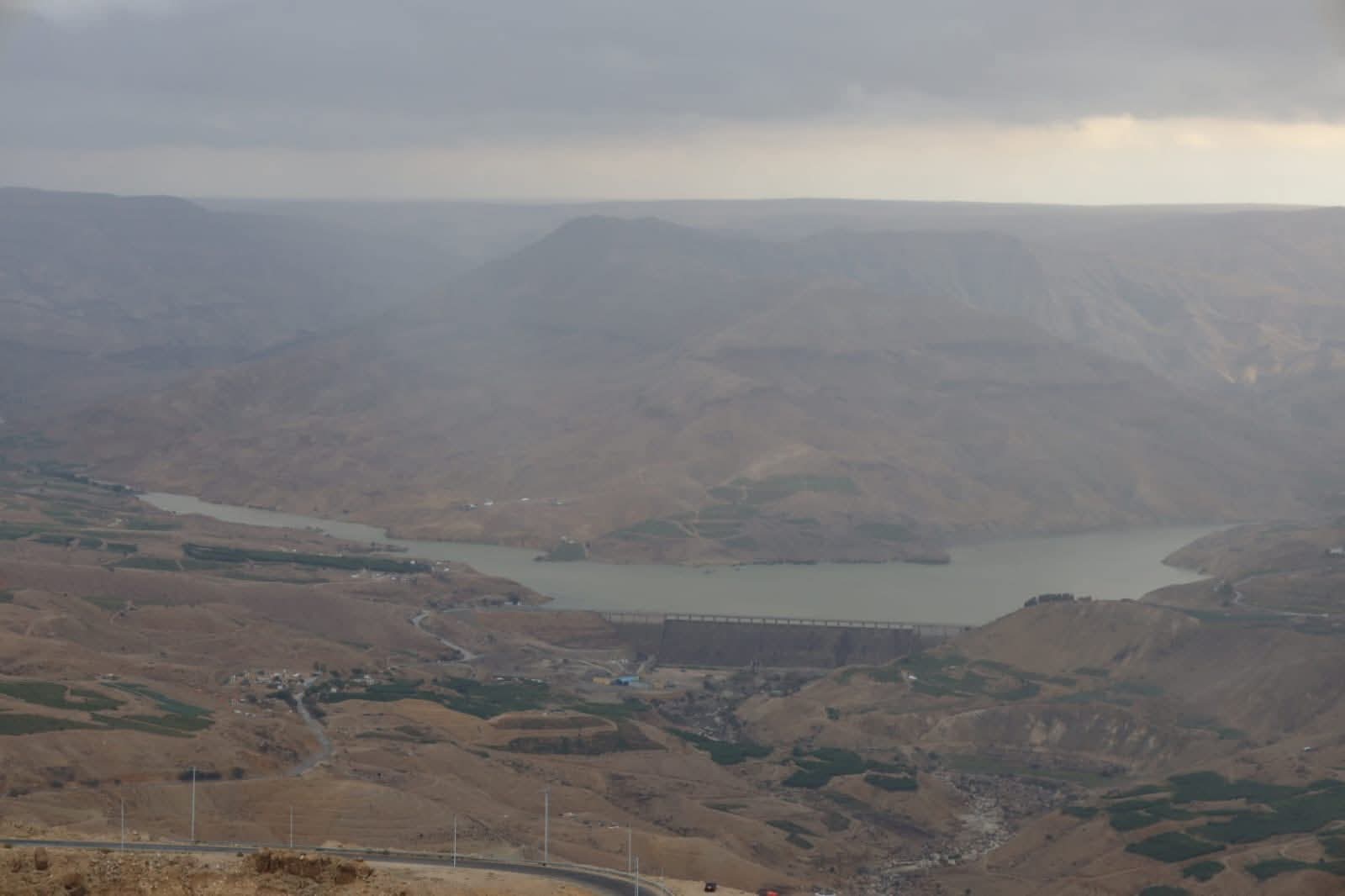  وزير المياه يتفقد سد الموجب