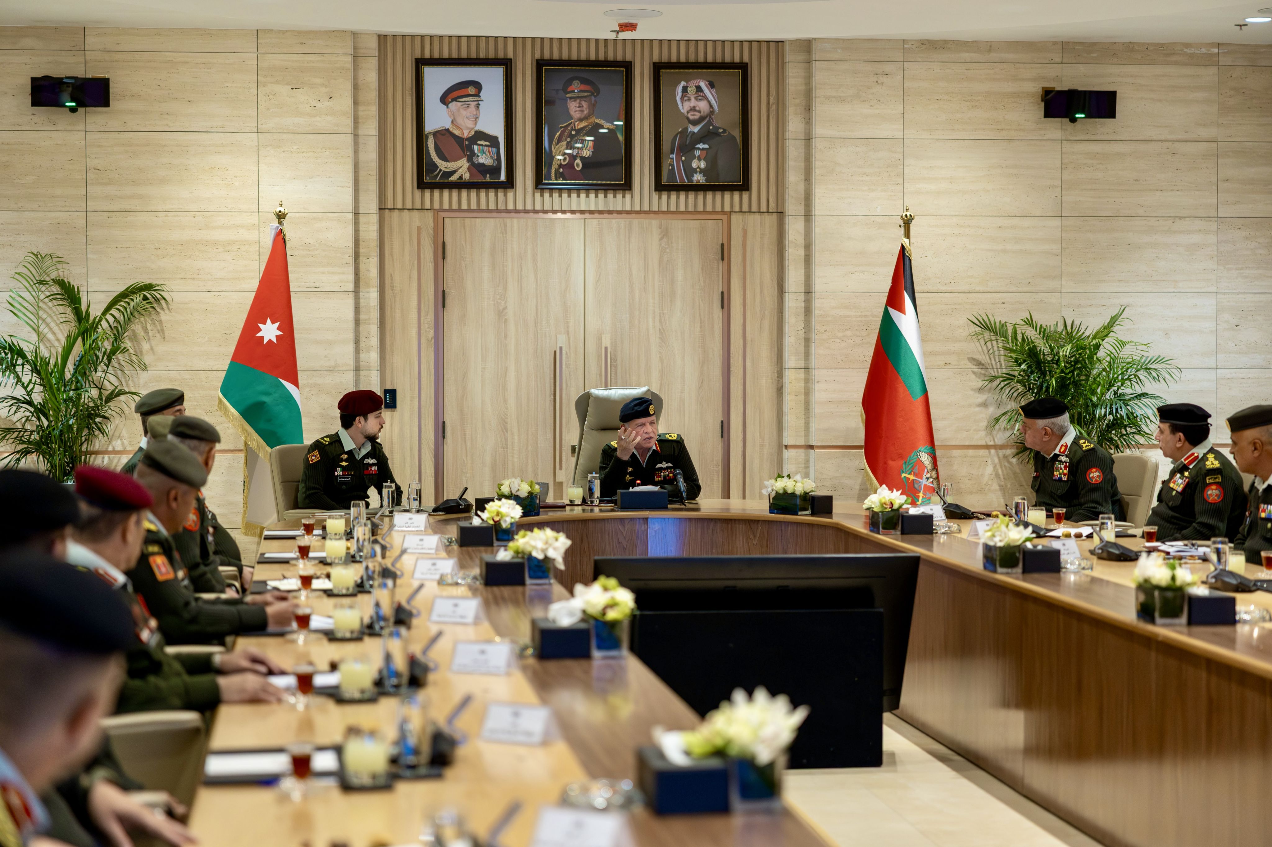  الملك يرافقه ولي العهد يزور القيادة العامة للقوات المسلحة