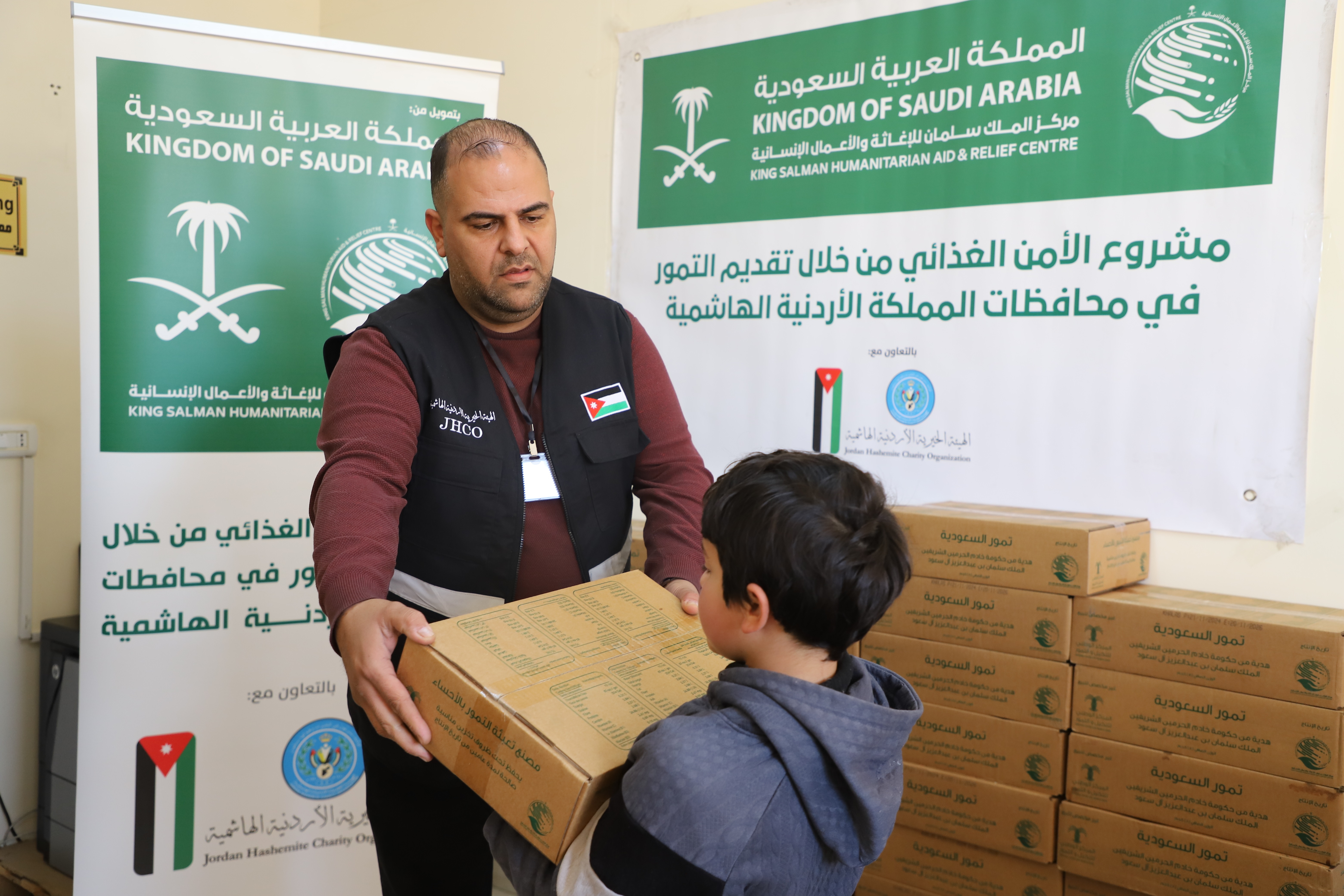  "الهيئة ​الخيرية الهاشمية" و"مركز الملك سلمان" يواصلان توزيع التمور على الأسر المحتاجة