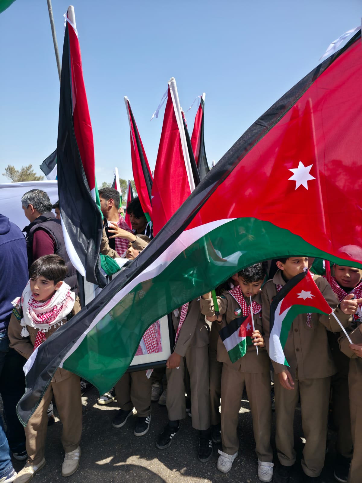 احتفالات وطنية واسعة بيوم العلم الأردني في مختلف المحافظات