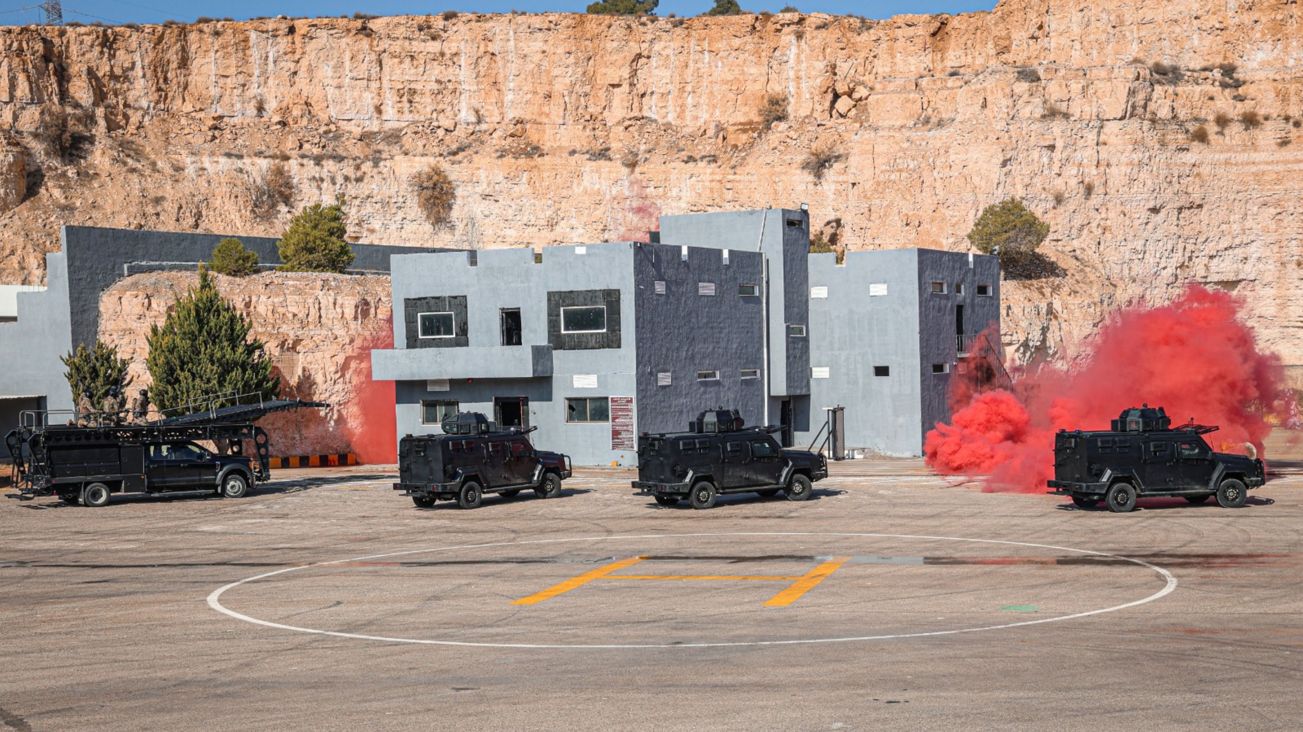  الحنيطي يرعى تخريج دورة مكافحة الإرهاب ويتابع تمريناً في القوات الخاصة