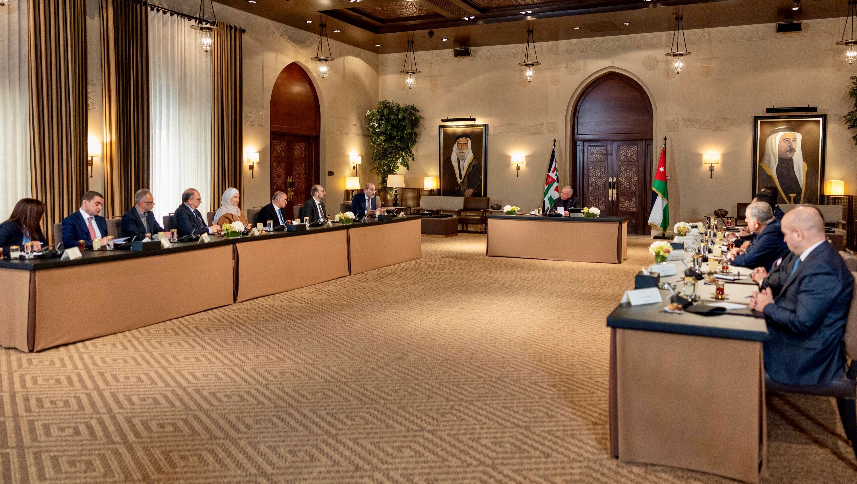  الملك يلتقي شخصيات سياسية وإعلامية