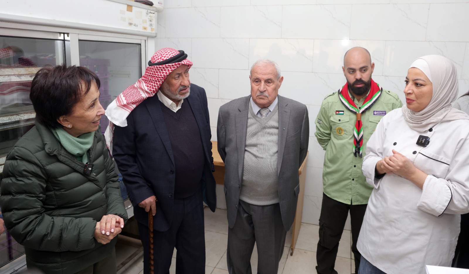 الأميرة بسمة بنت طلال تسلم مساعدات حملة البر والإحسان في جبل النصر