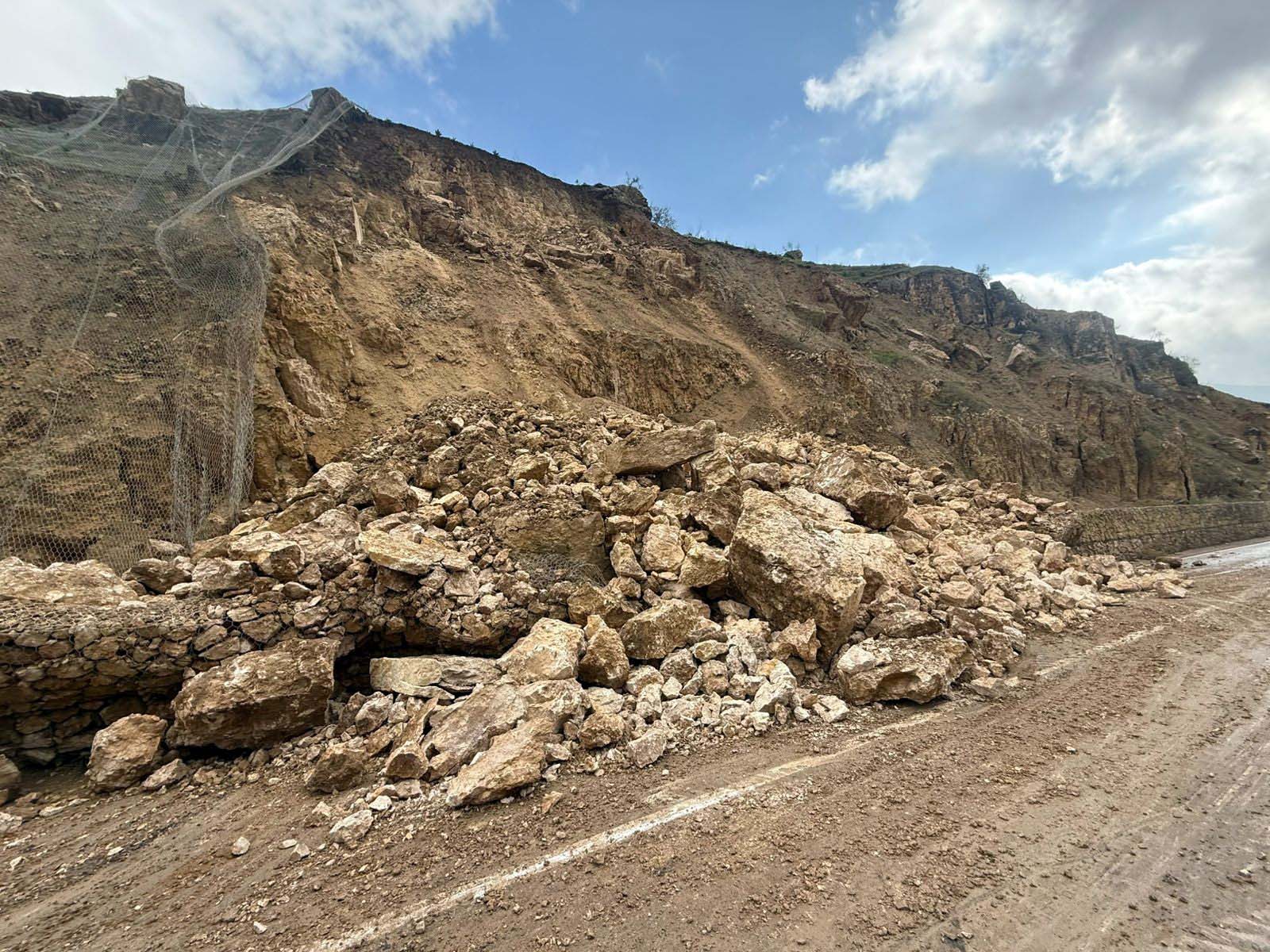  محافظ البلقاء: إغلاق طريق السلط - وادي شعيب - الأغوار الوسطى بسبب الانهيارات