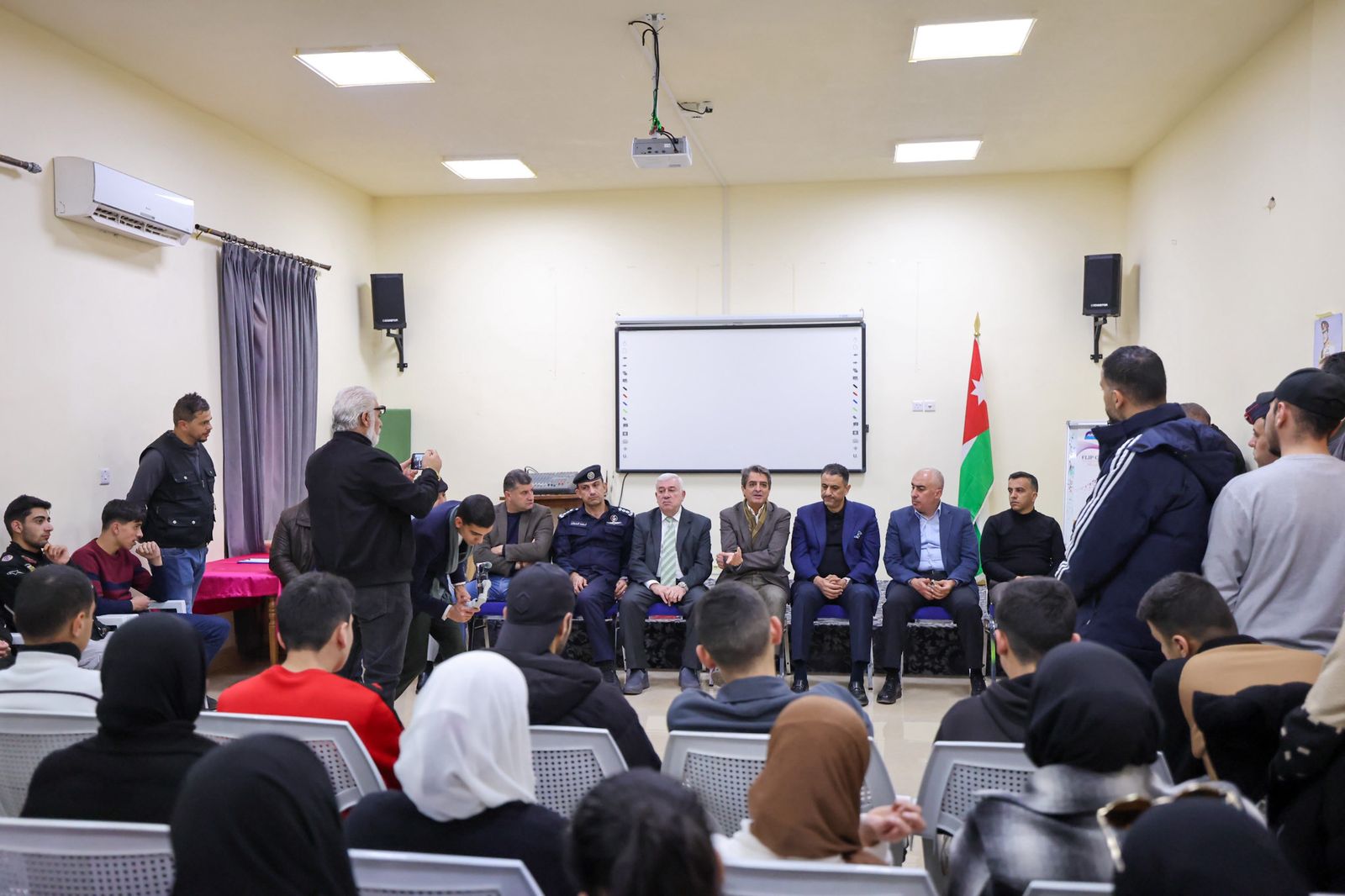  وزير الشباب يتفقد مركز شباب الرمثا