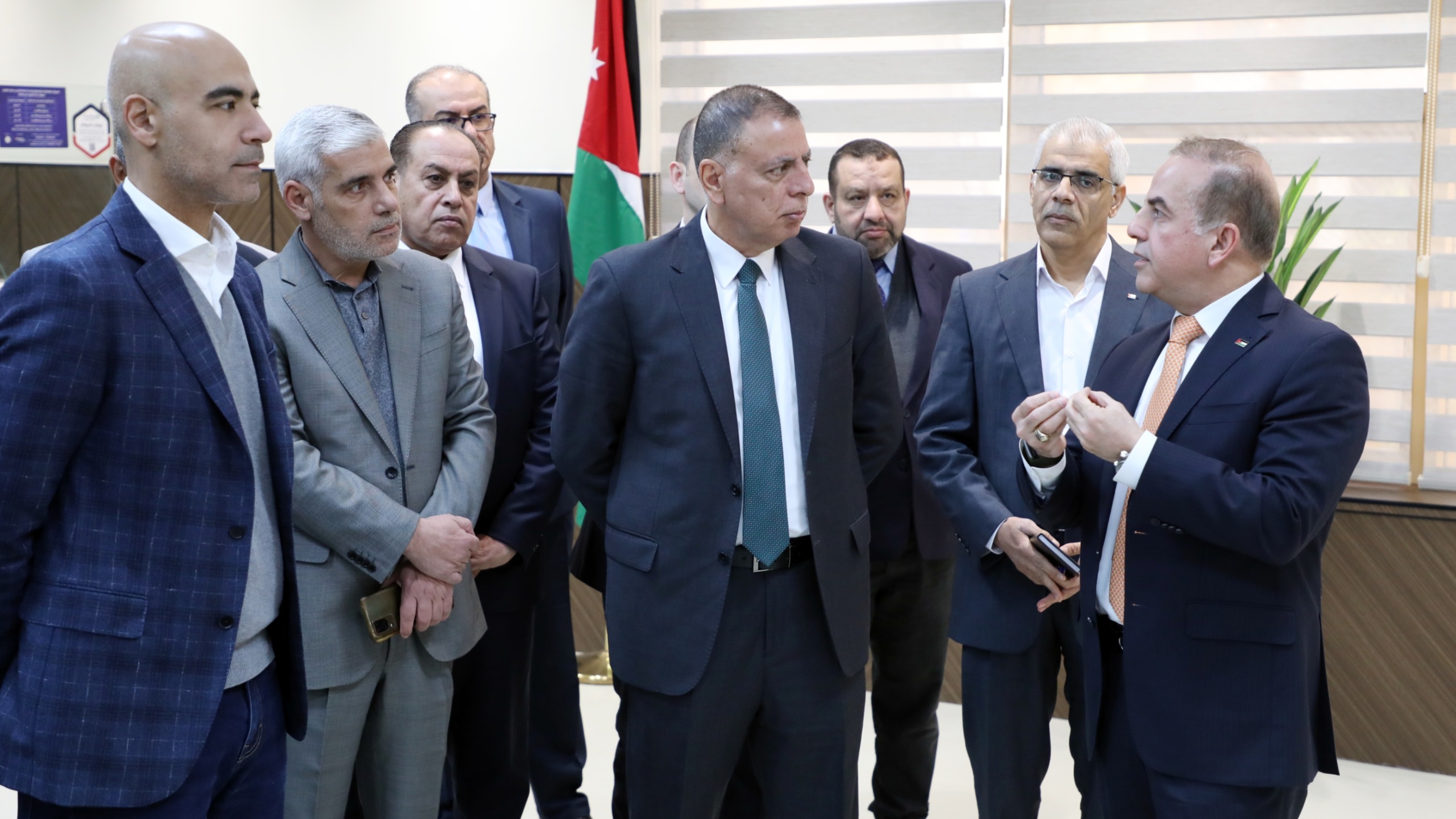  وزير الداخلية يفتتح مكتب الخدمة المستعجلة في دائرة الأحوال المدنية والجوازات