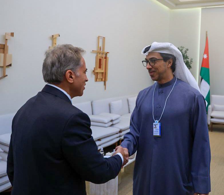  رئيس الوزراء يشارك بالقمة العالمية للحكومات في دبي ويبحث مع الشيخ منصور بن زايد سبل تعزيز التعاون الثنائي