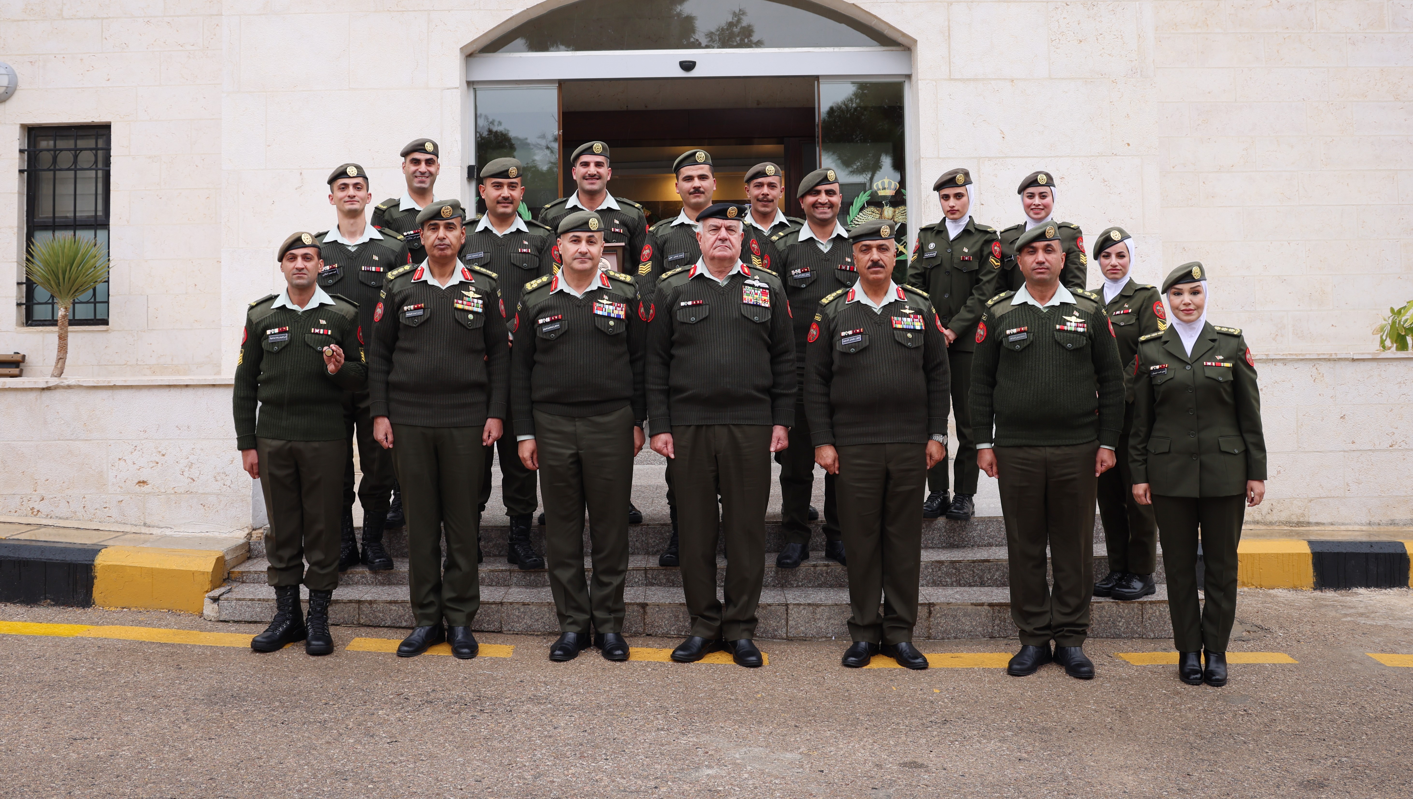  الحنيطي يرعى تخريج دورة المراسل الحربي ويفتتح مبنى المجمع الإداري في صرح الشهيد