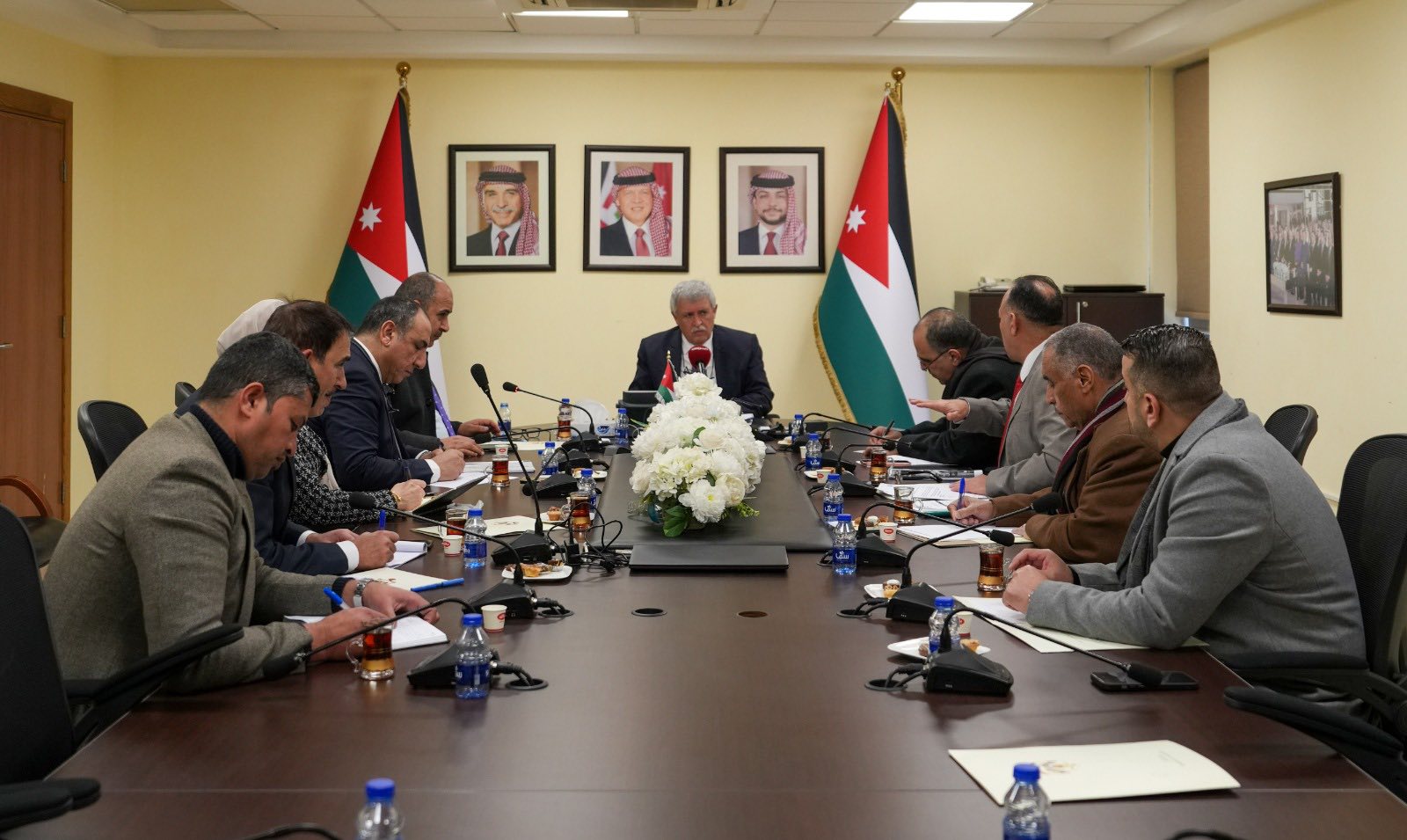  النقل النيابية تبحث قضايا النقل العام والسياحي والتاكسي وتأجير السيارات