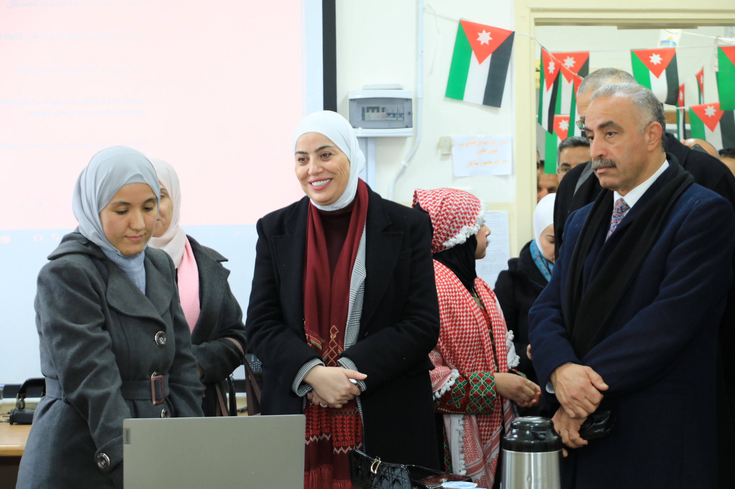  وزيرة التنمية الاجتماعية تتفقد أسراً عفيفة ومشاريع في عجلون