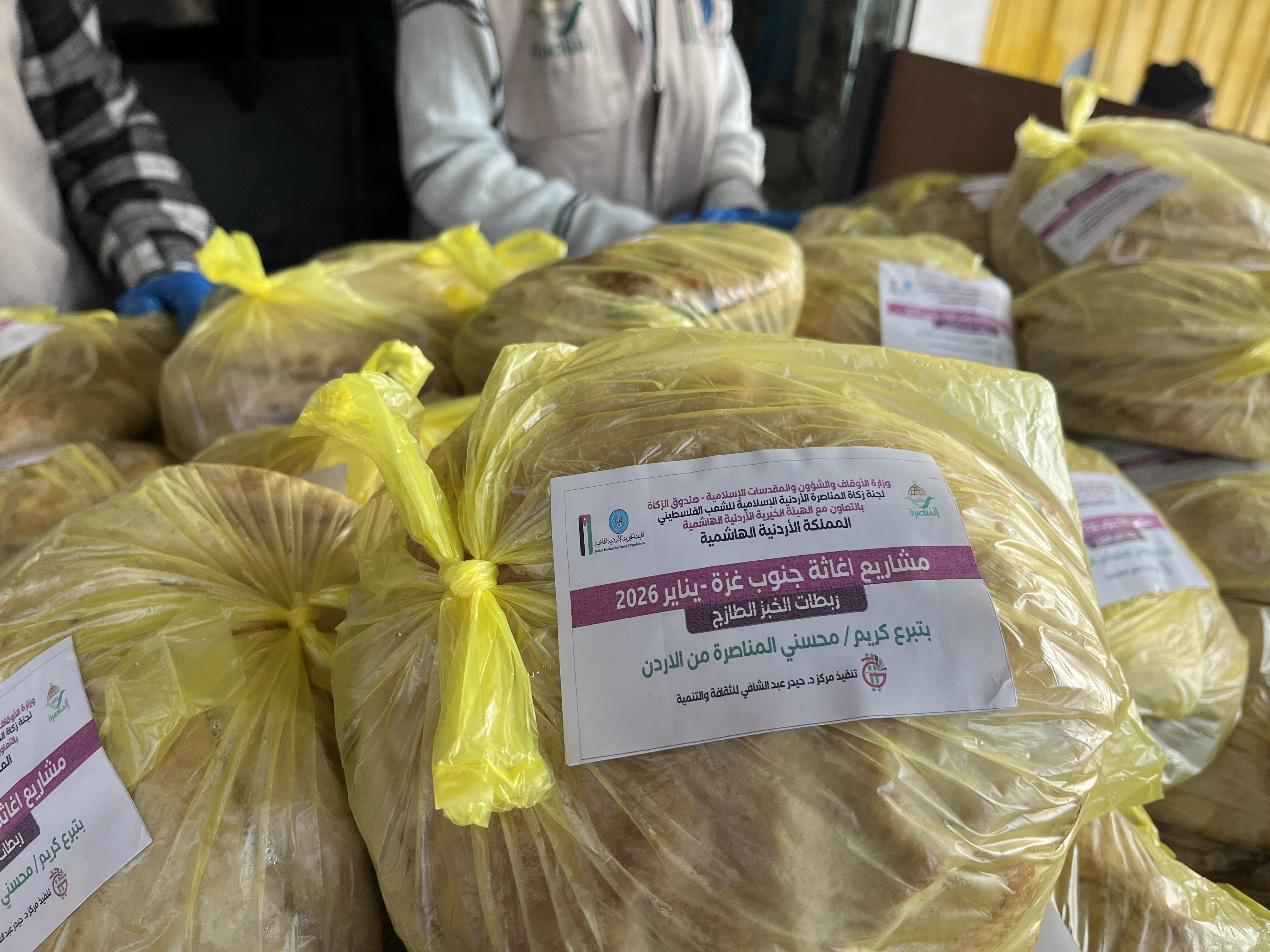  "الهيئة الهاشمية" تواصل تنفيذ مشاريع توزيع الخبز داخل قطاع غزة