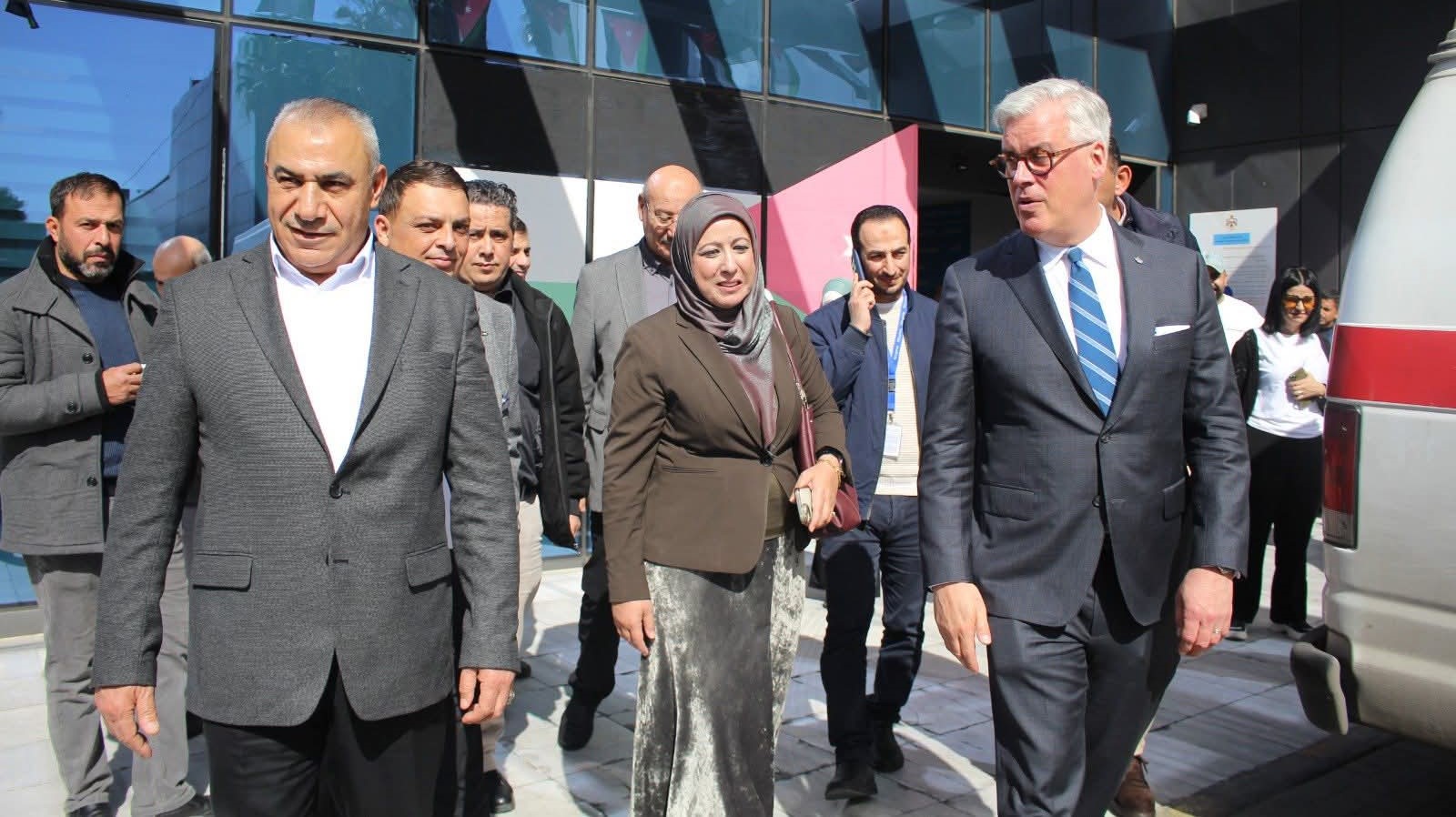  السفير الكندي يزور مستشفيات البشير ويطلع على خدمات مركز الجراحات التخصصية 