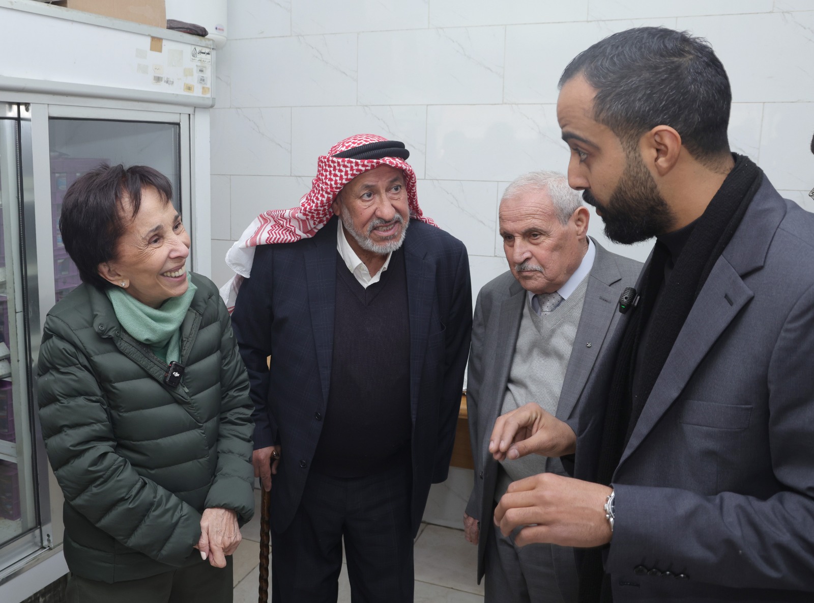 الأميرة بسمة بنت طلال تسلم مساعدات حملة البر والإحسان في جبل النصر