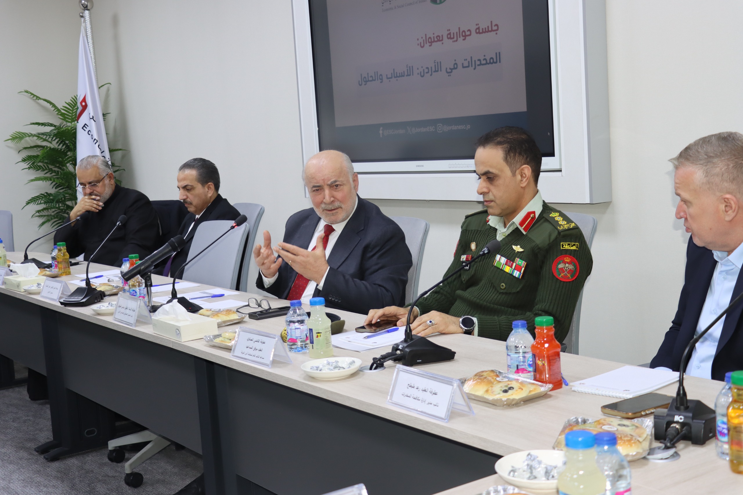 "الاقتصادي والاجتماعي" يعقد جلسة تشاورية حول أبعاد مشكلة المخدرات على المجتمع 