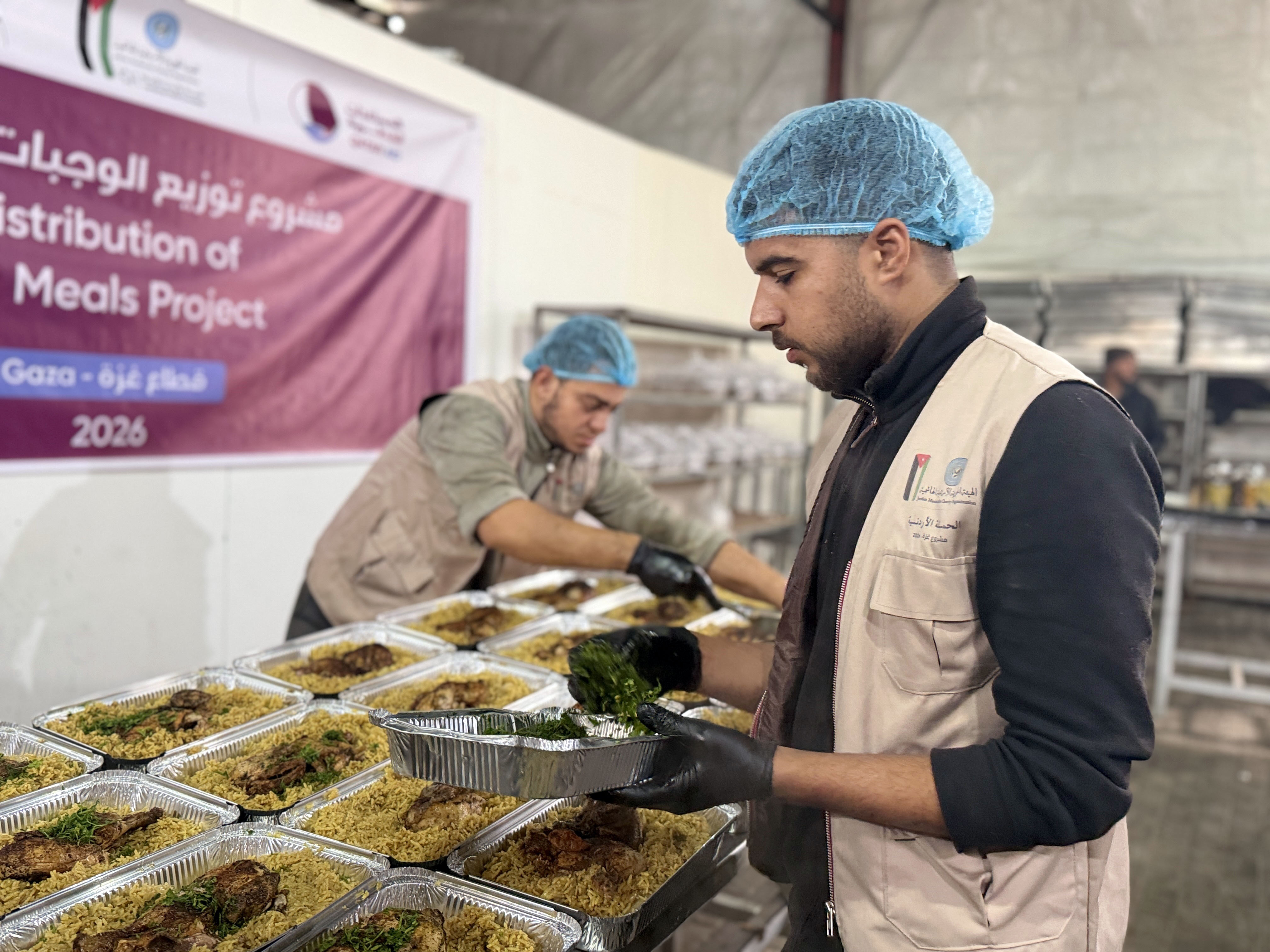  الهيئة الخيرية الهاشمية والهلال الأحمر القطري يوزعان وجبات على الأسر في غزة