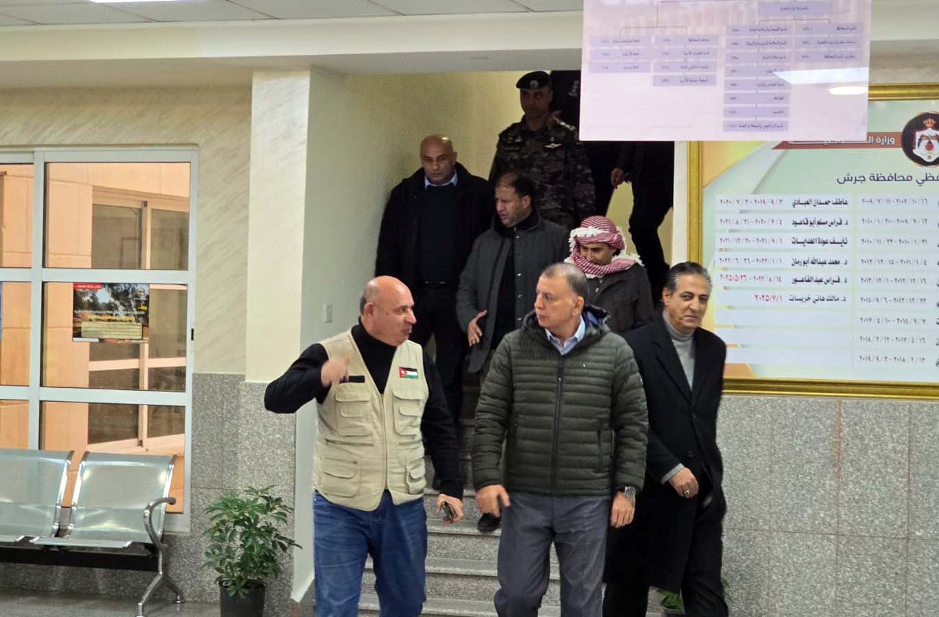  وزير الداخلية يزور غرفة عمليات محافظة جرش