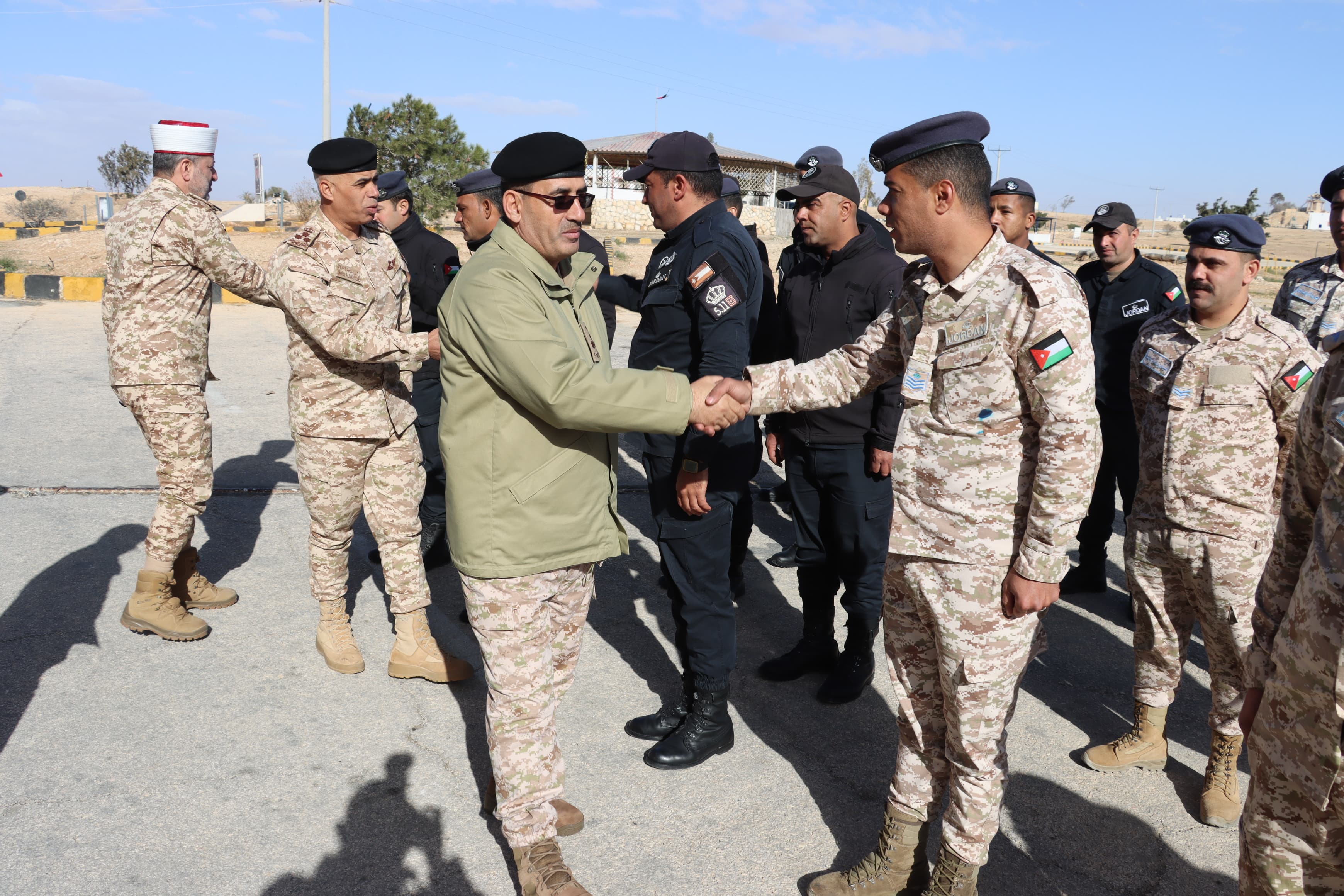  القوات المسلحة تشارك مرتباتها فرحة أول أيام الفطر السعيد وتعود المرضى من المتقاعدين والعاملين