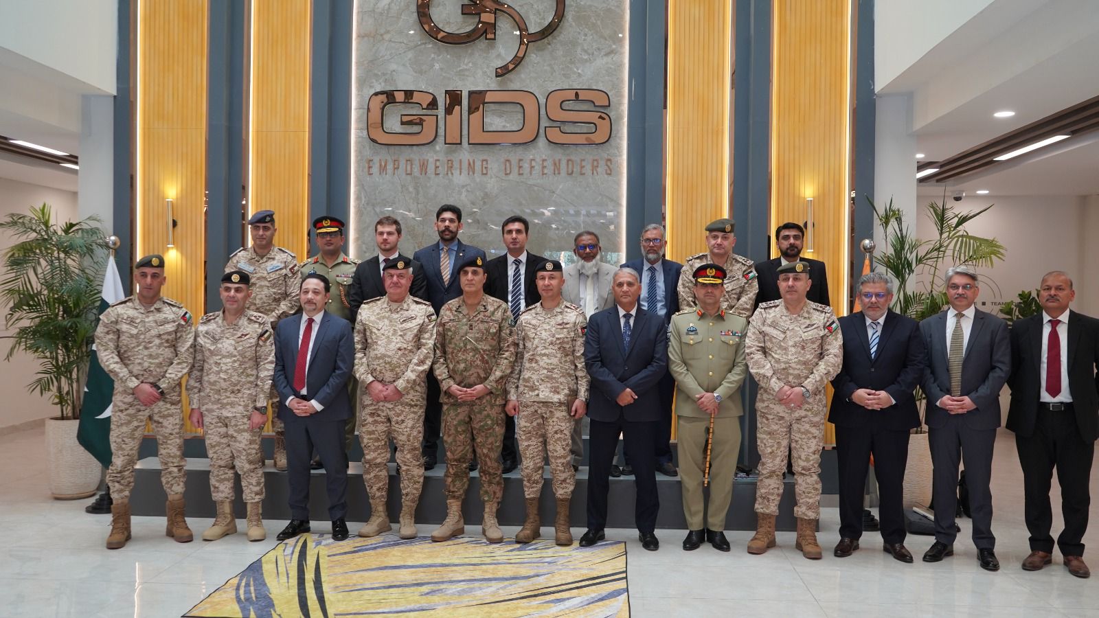  رئيس هيئة الأركان يلتقي قائد قوات الدفاع الباكستانية في إسلام آباد