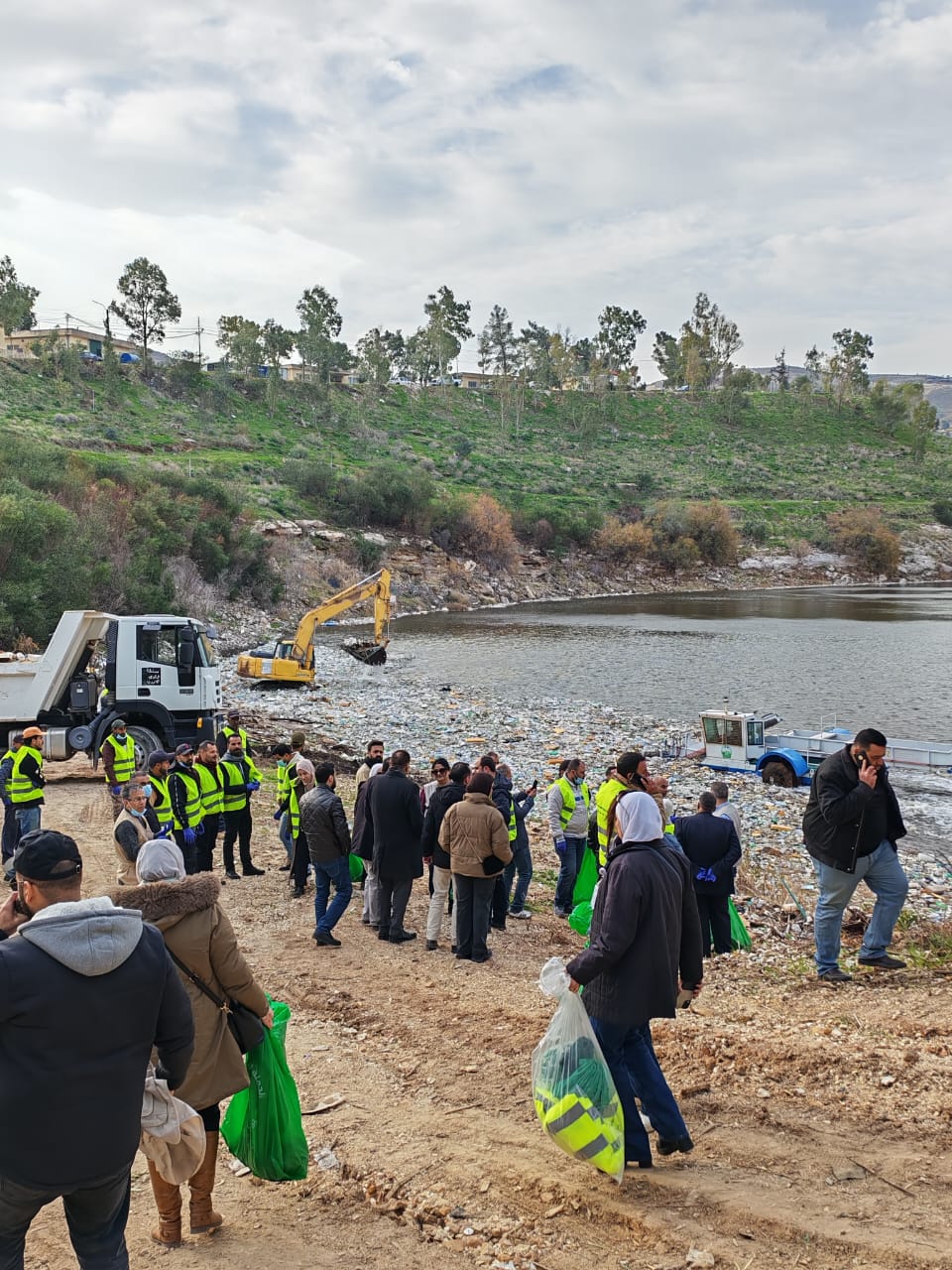  وزارة البيئة تنفذ حملة نظافة شاملة في منطقة سد الملك طلال