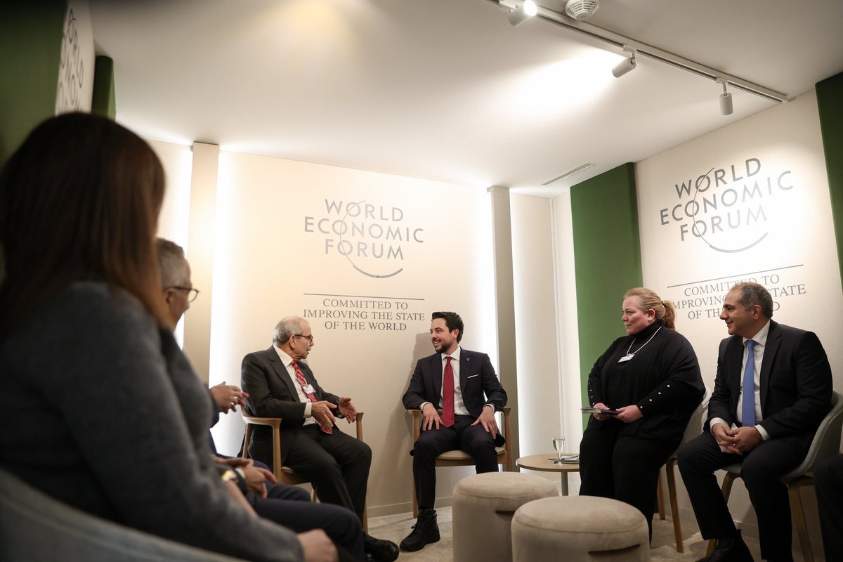  ولي العهد يلتقي رئيس الوزراء اللبناني ويؤكد متانة العلاقات بين البلدين