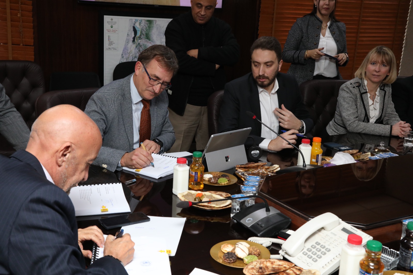  المياه: اتفاقية لإعادة تأهيل محطة تحلية آبار أبو الزيغان بقيمة 36 مليون دولار