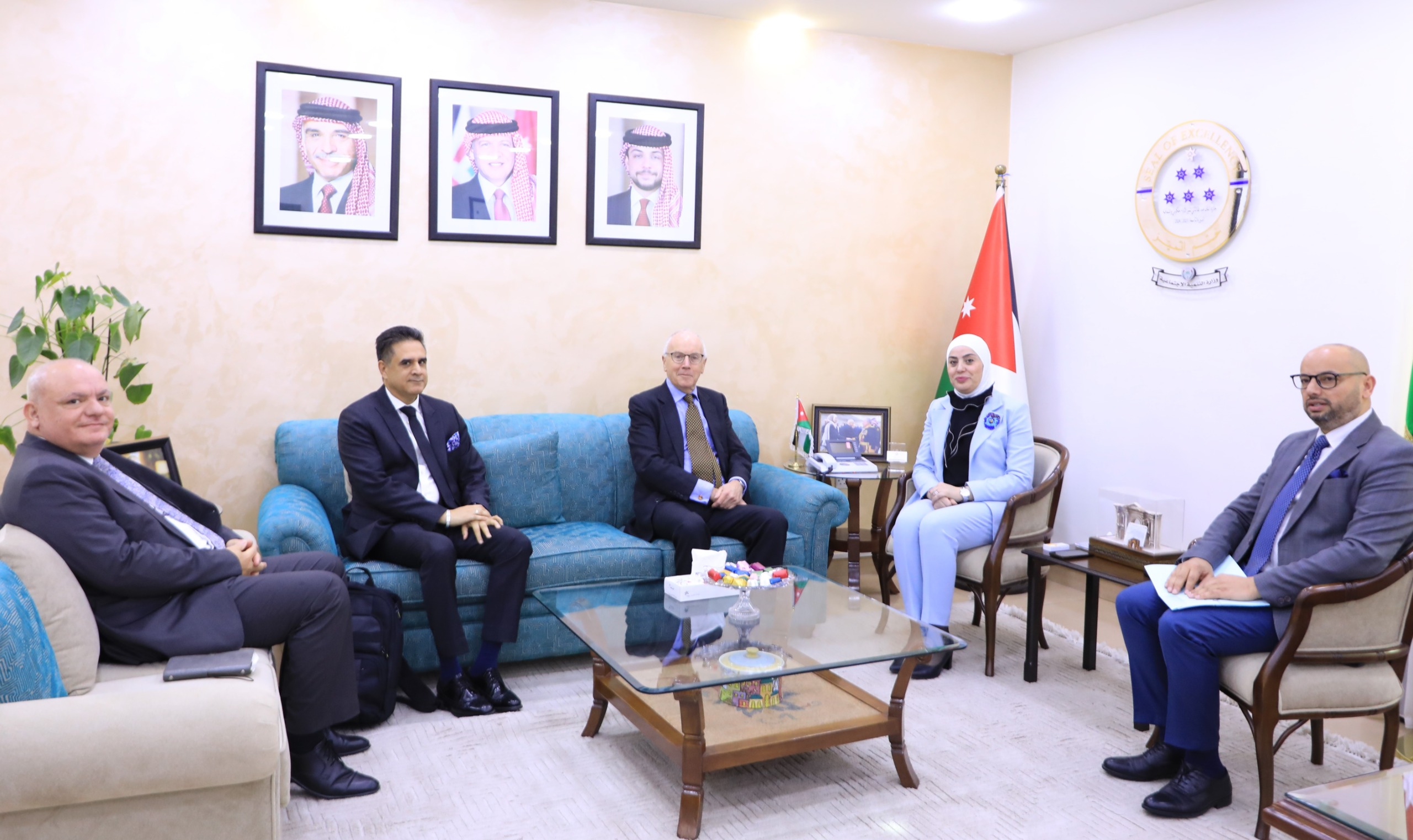  وزيرة التنمية الاجتماعية تستقبل المستشار والخبير القانوني السير بول سيلك