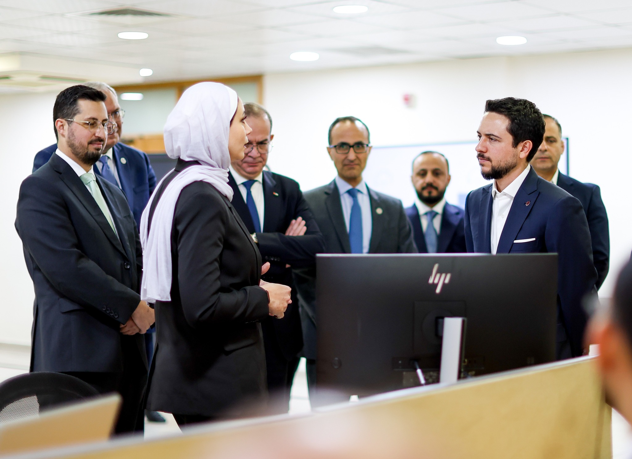  ولي العهد يزور وزارة الاقتصاد الرقمي والريادة ويلتقي الفريق المطور لتطبيق سند